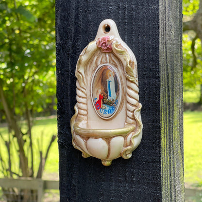 Lourdes wijwaterbakje - Bamestra Curiosa