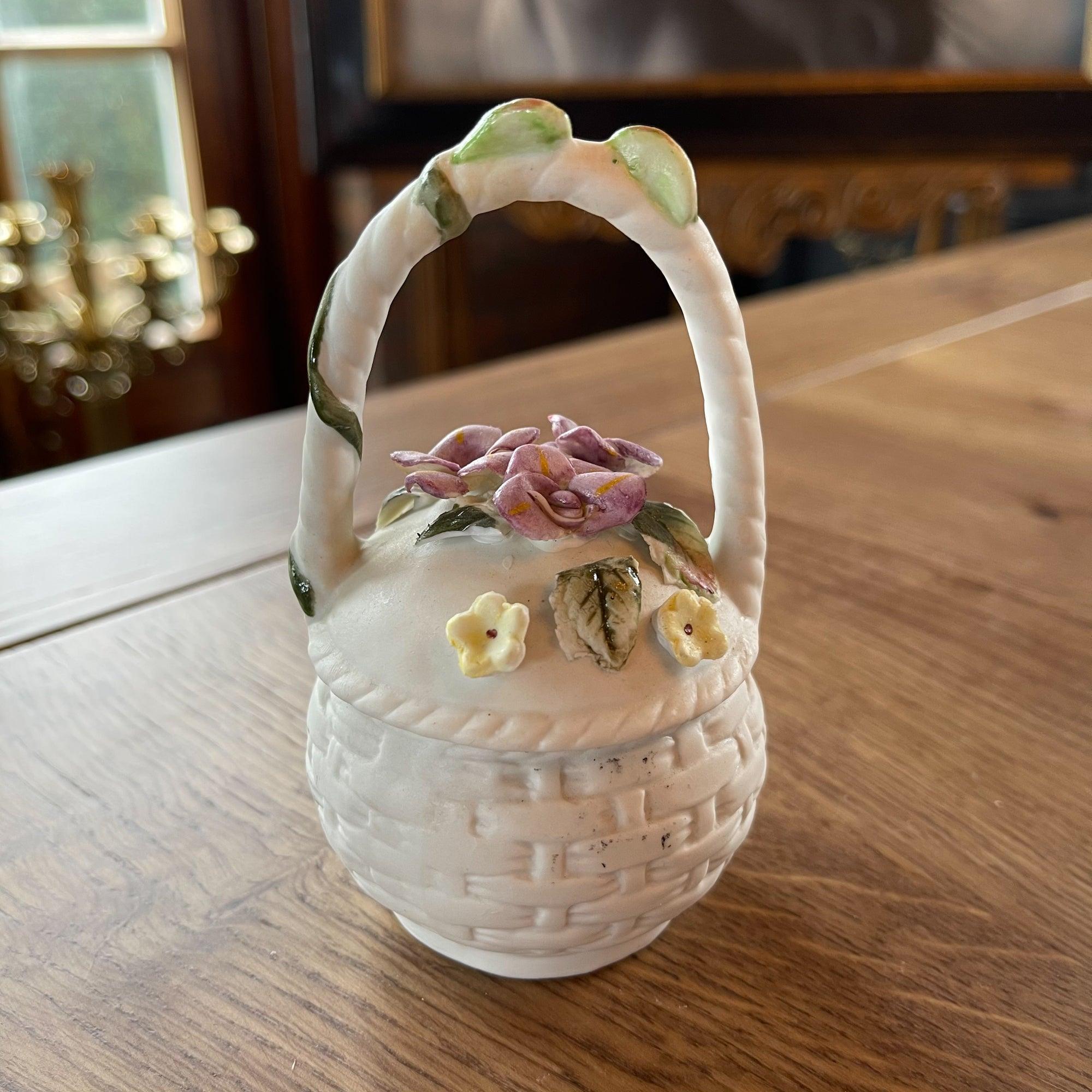 Mandje van porselein met bloemen - The Collectionist