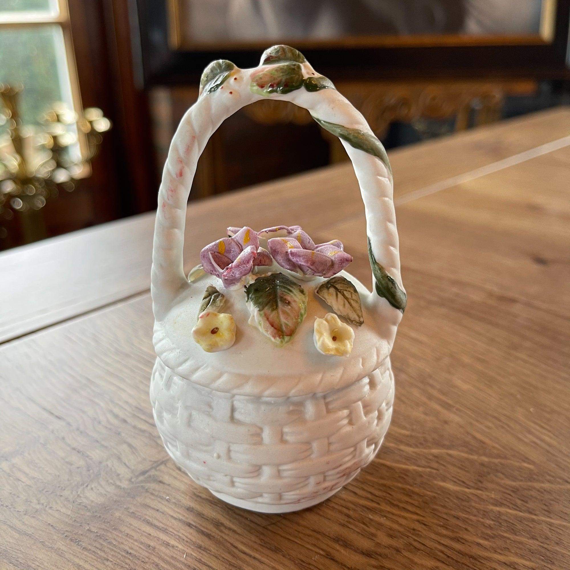 Mandje van porselein met bloemen - The Collectionist