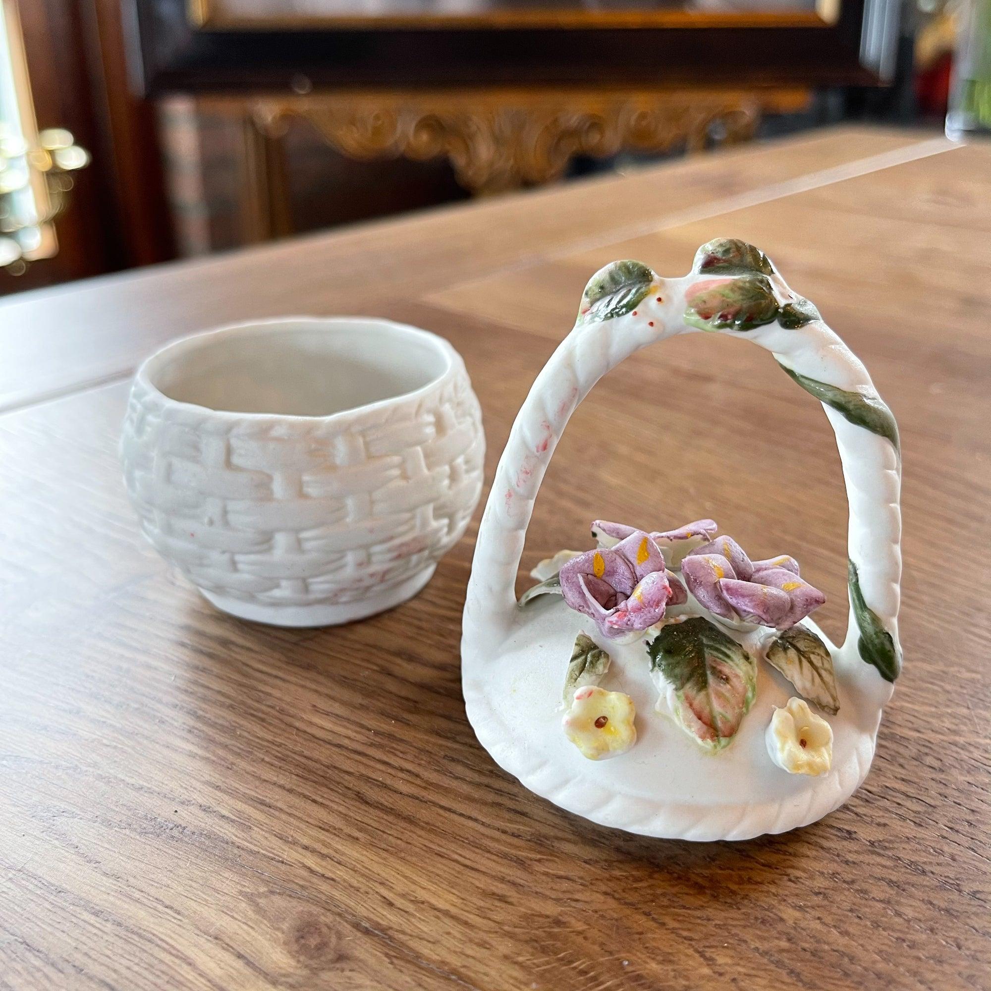 Mandje van porselein met bloemen - The Collectionist
