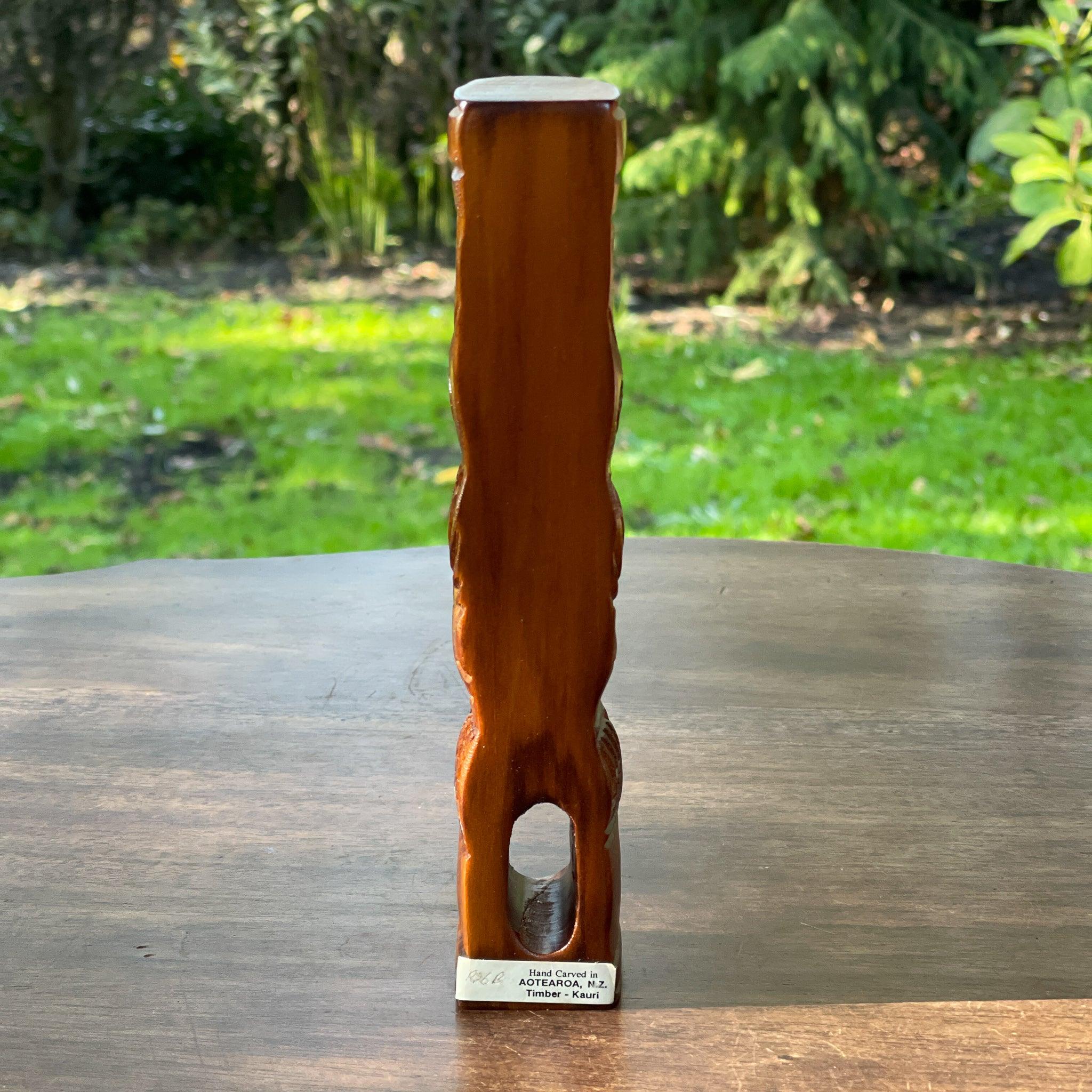 Maori houten tiki beeld met ogen van parelmoer - The Collectionist