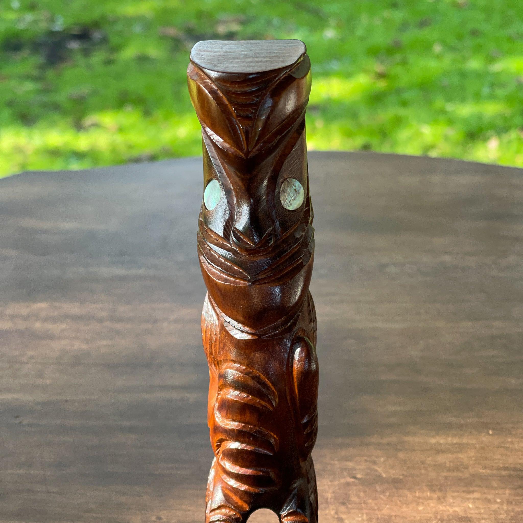 Maori houten tiki beeld met ogen van parelmoer - The Collectionist