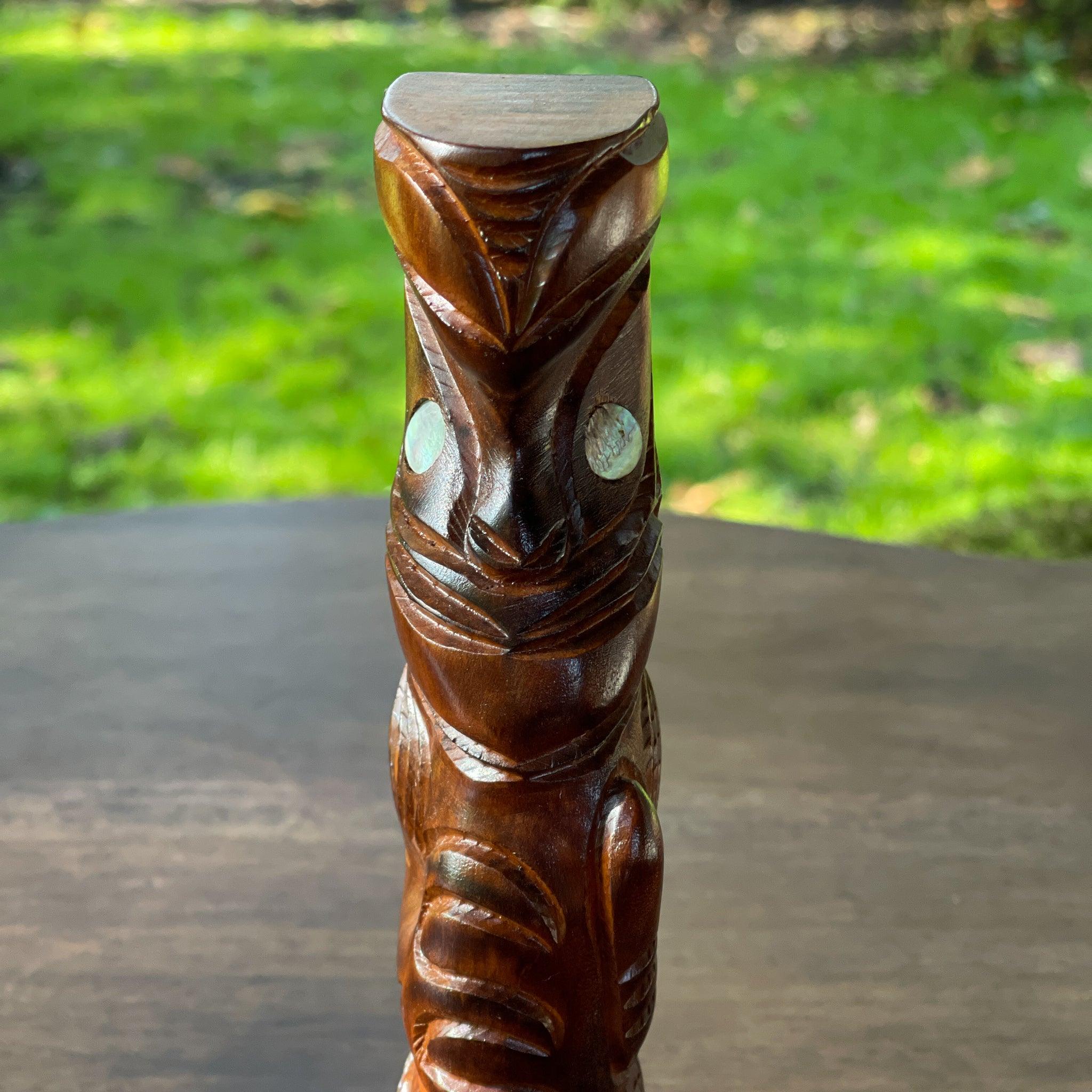 Maori houten tiki beeld met ogen van parelmoer - The Collectionist