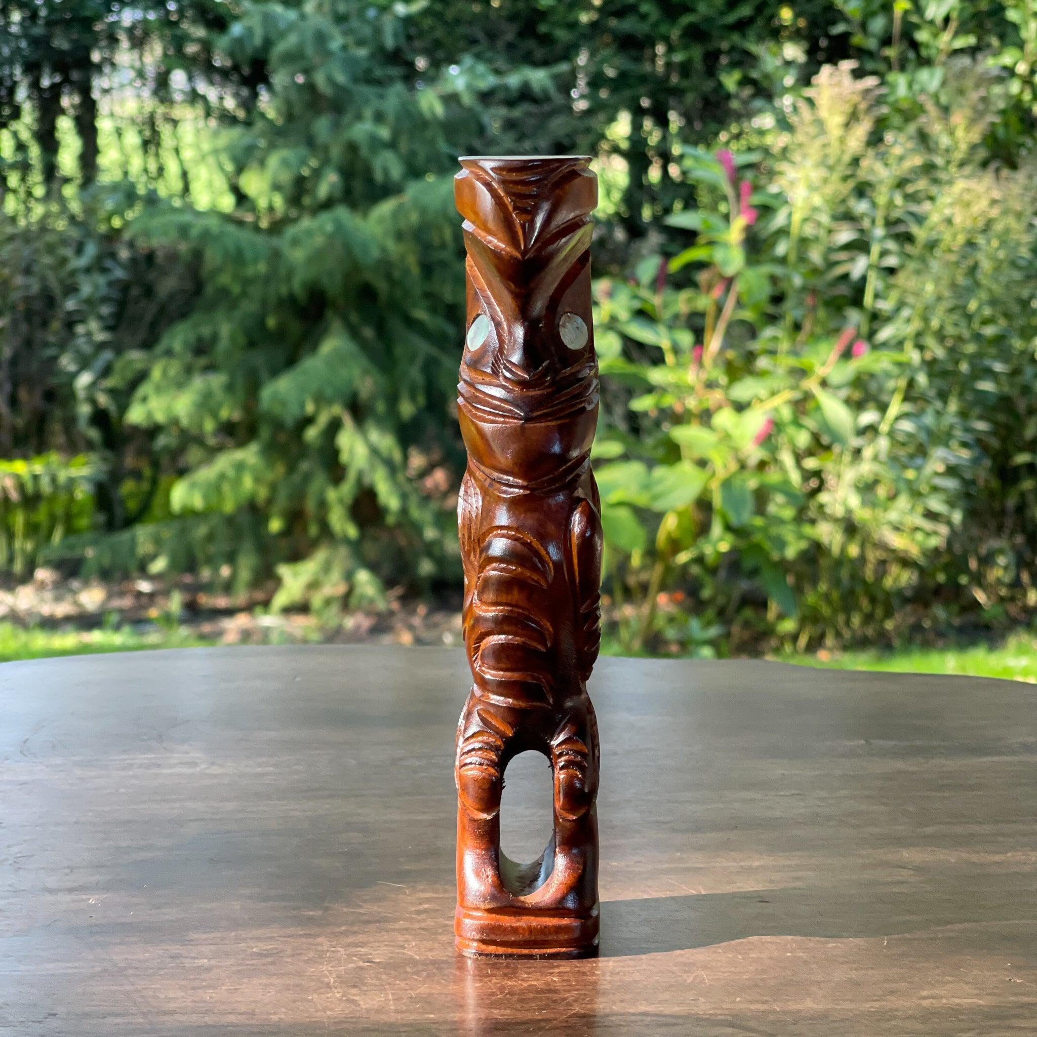 Maori houten tiki beeld met ogen van parelmoer - The Collectionist
