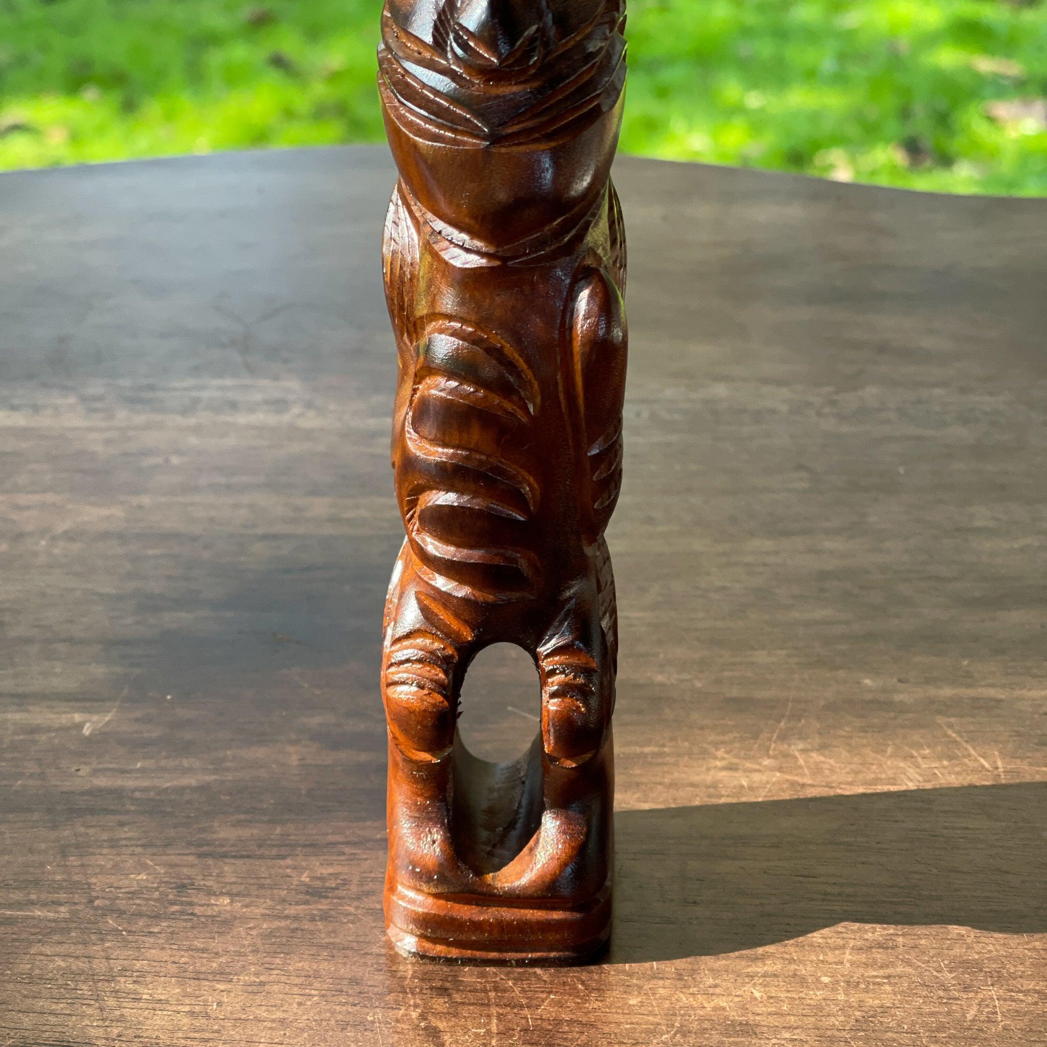 Maori houten tiki beeld met ogen van parelmoer - The Collectionist