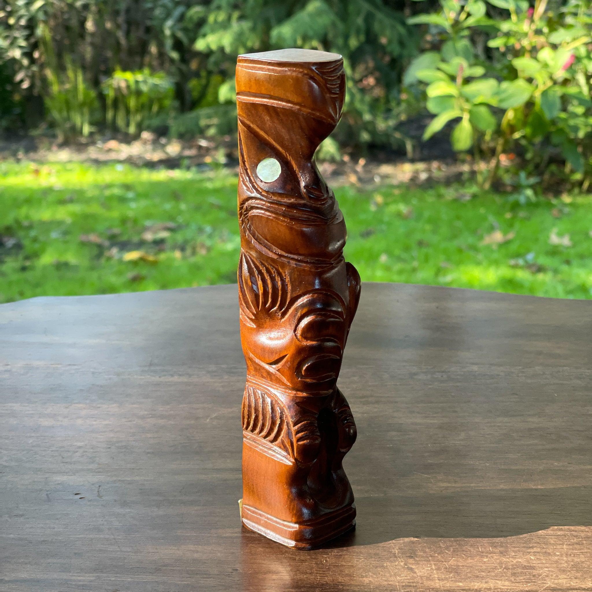 Maori houten tiki beeld met ogen van parelmoer - The Collectionist