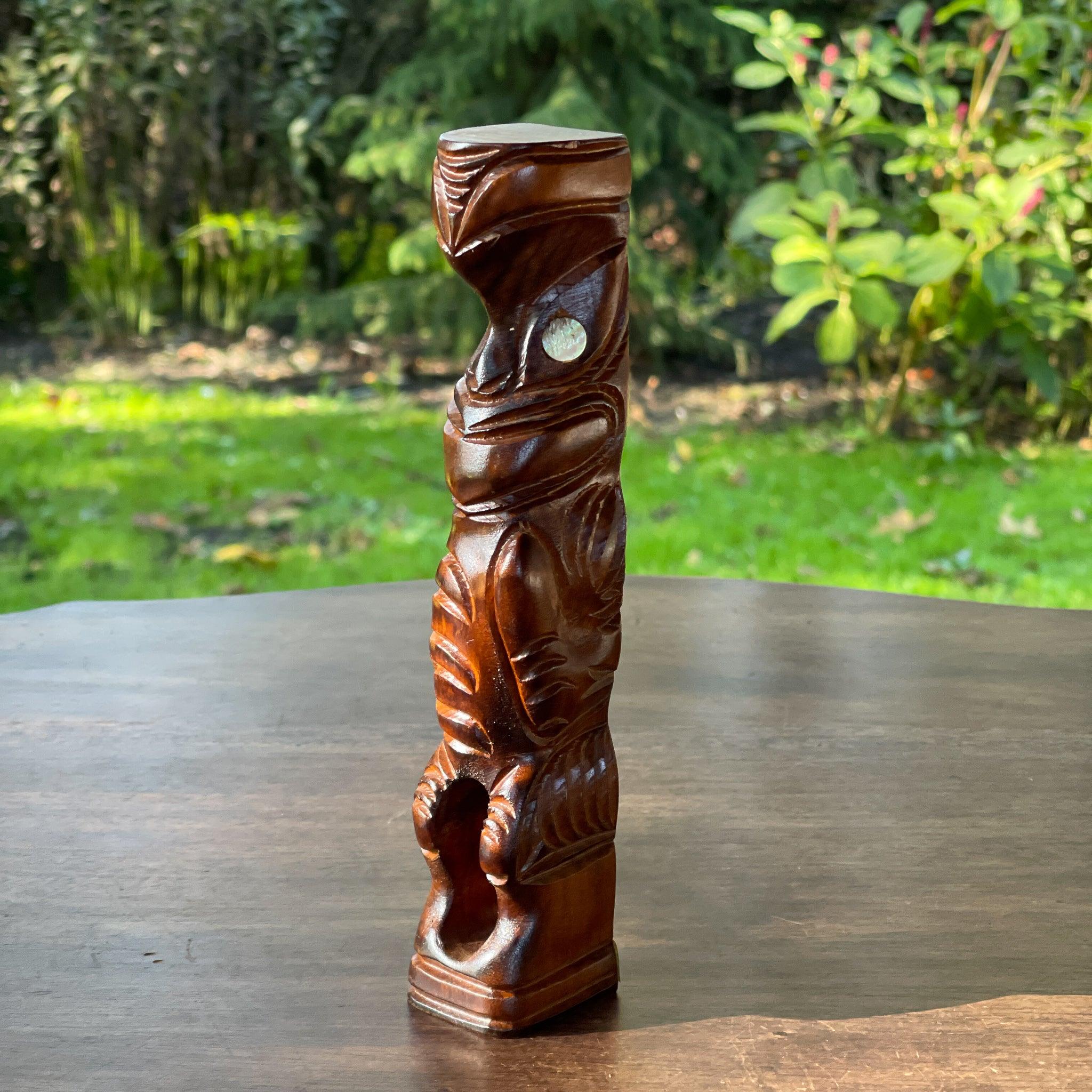 Maori houten tiki beeld met ogen van parelmoer - The Collectionist