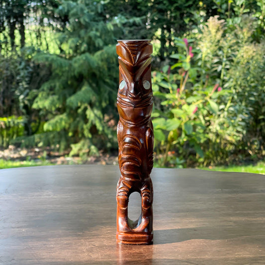Maori houten tiki beeld met ogen van parelmoer - Bamestra Curiosa