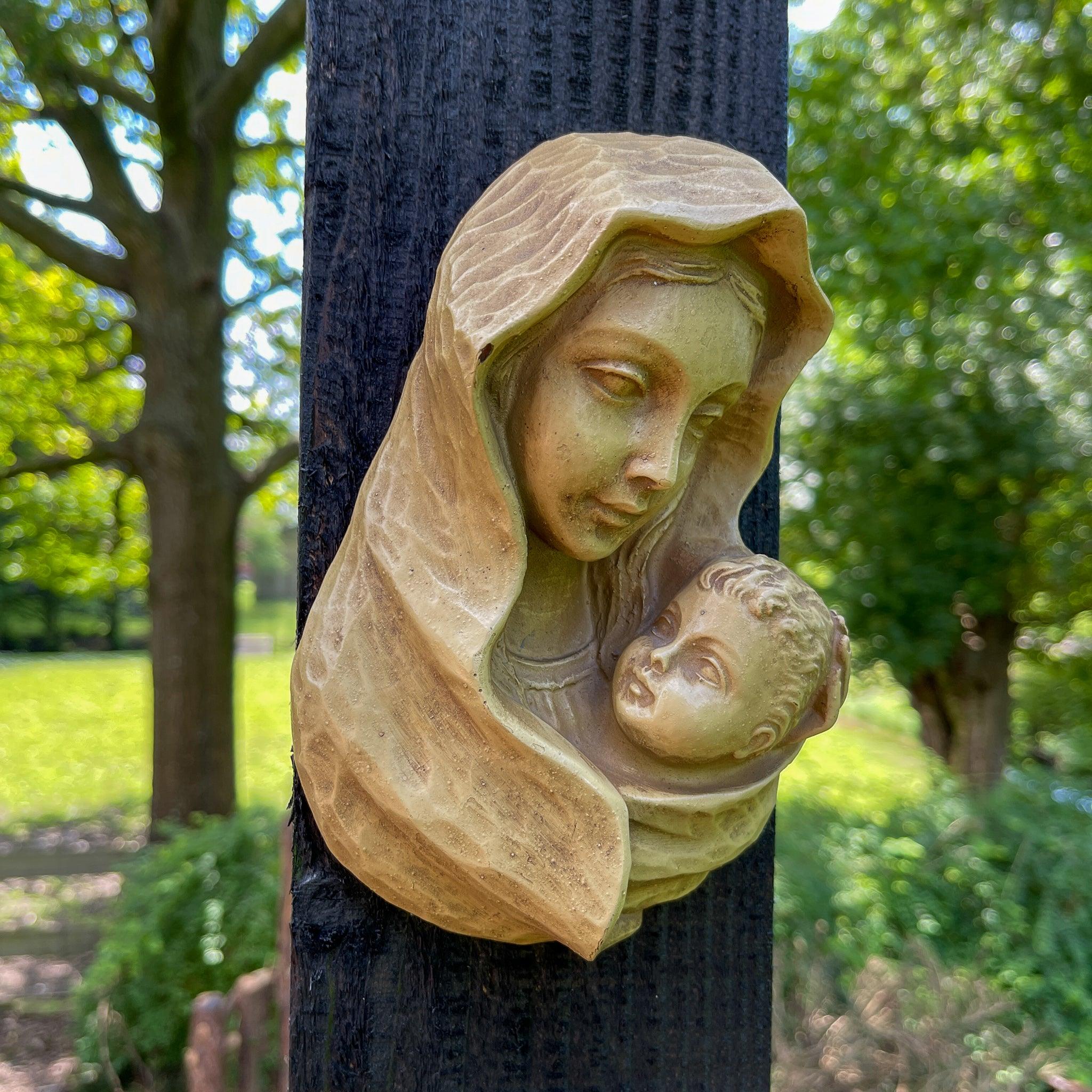 Maria en Jezus beeldje voor aan de muur - The Collectionist