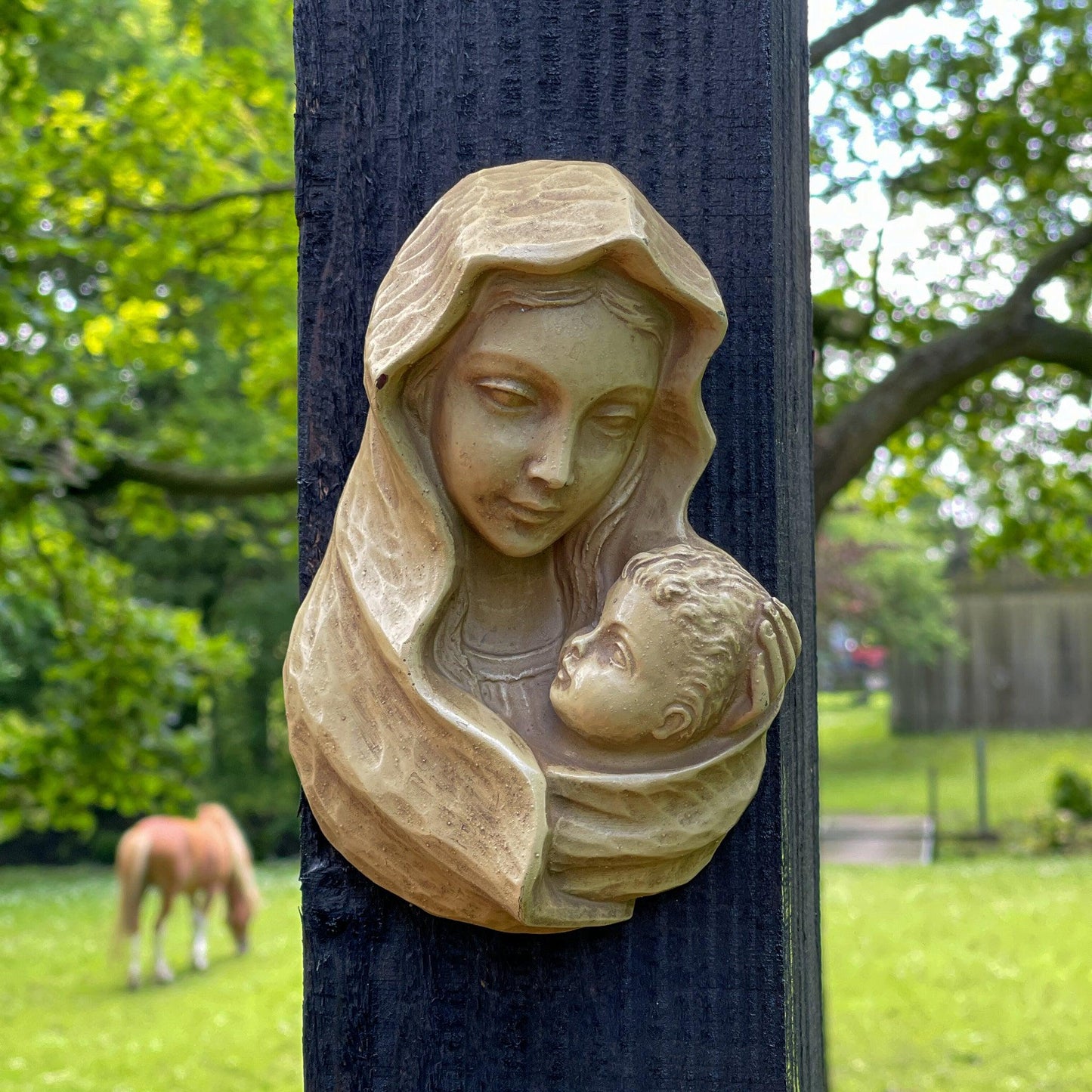 Maria en Jezus beeldje voor aan de muur - Bamestra Curiosa