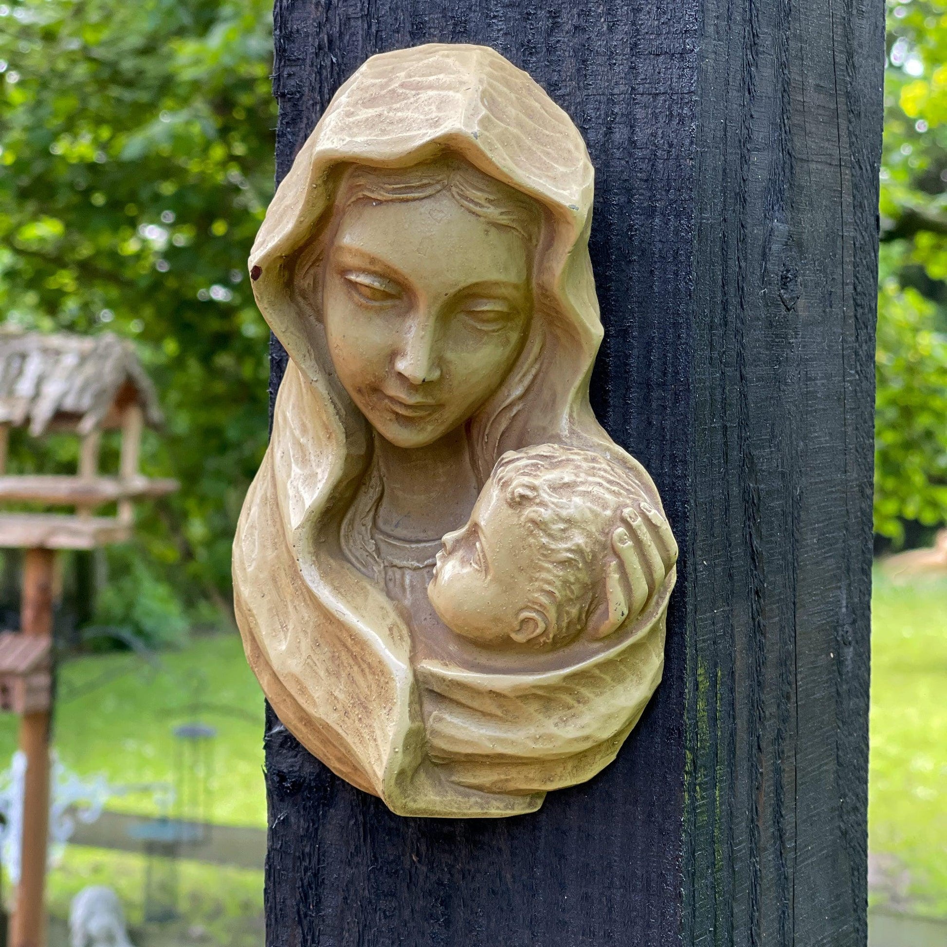 Maria en Jezus beeldje voor aan de muur - Bamestra Curiosa