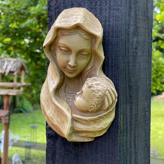 Maria en Jezus beeldje voor aan de muur - Bamestra Curiosa