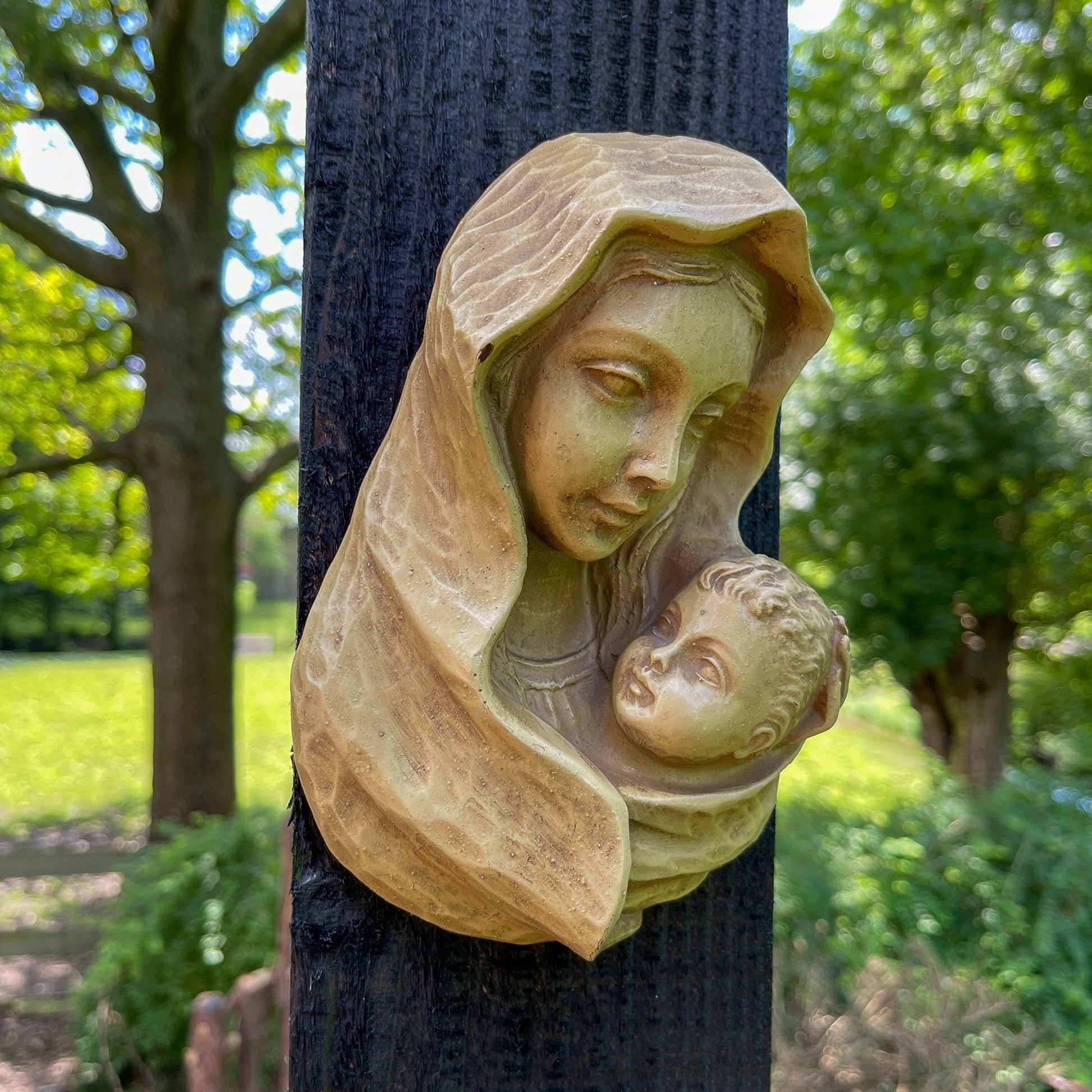 Maria en Jezus beeldje voor aan de muur - Bamestra Curiosa