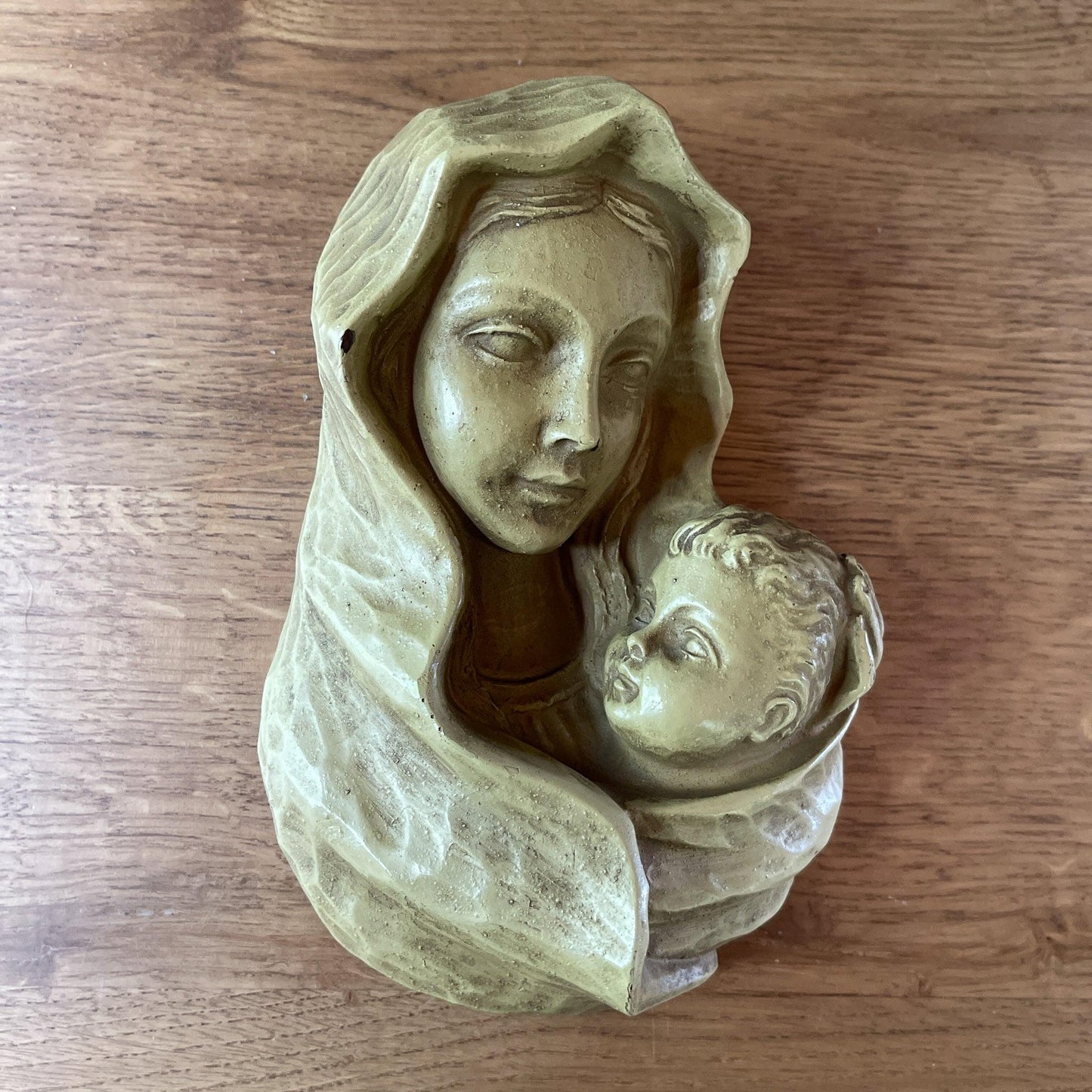 Maria en Jezus beeldje voor aan de muur - Bamestra Curiosa