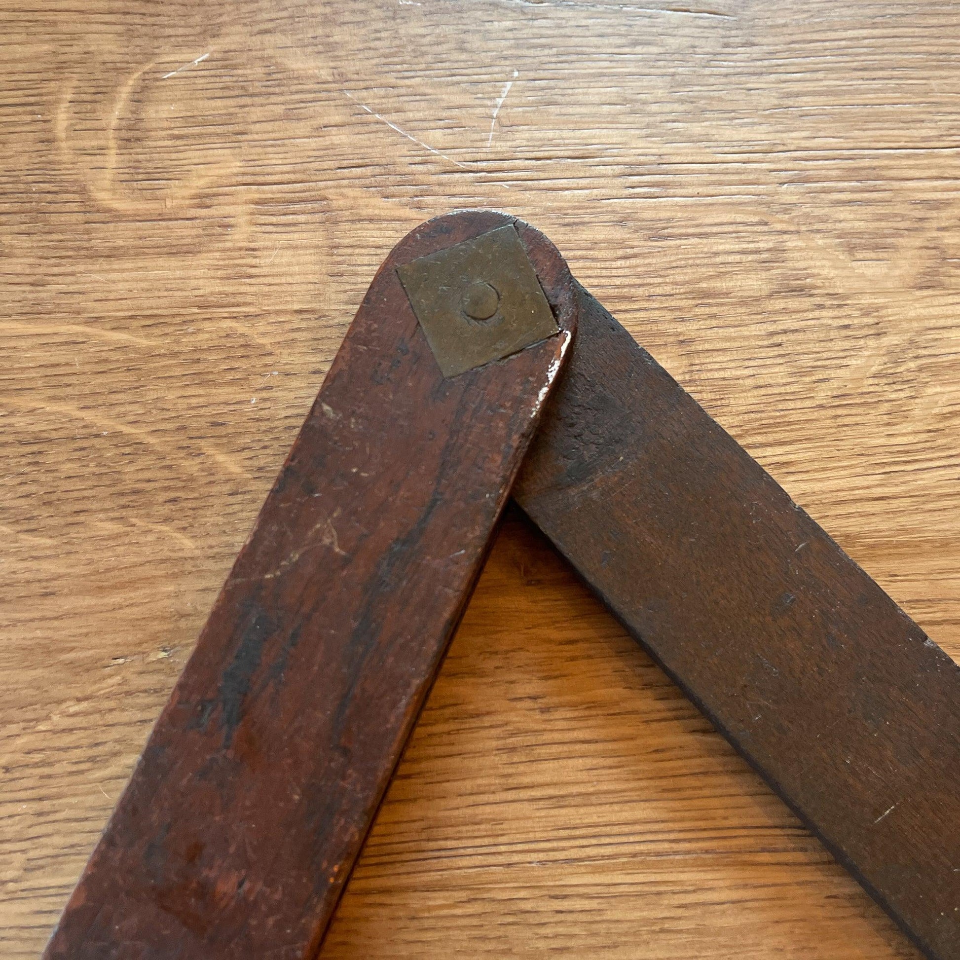 Massief houten zwaai haak - Bamestra Curiosa