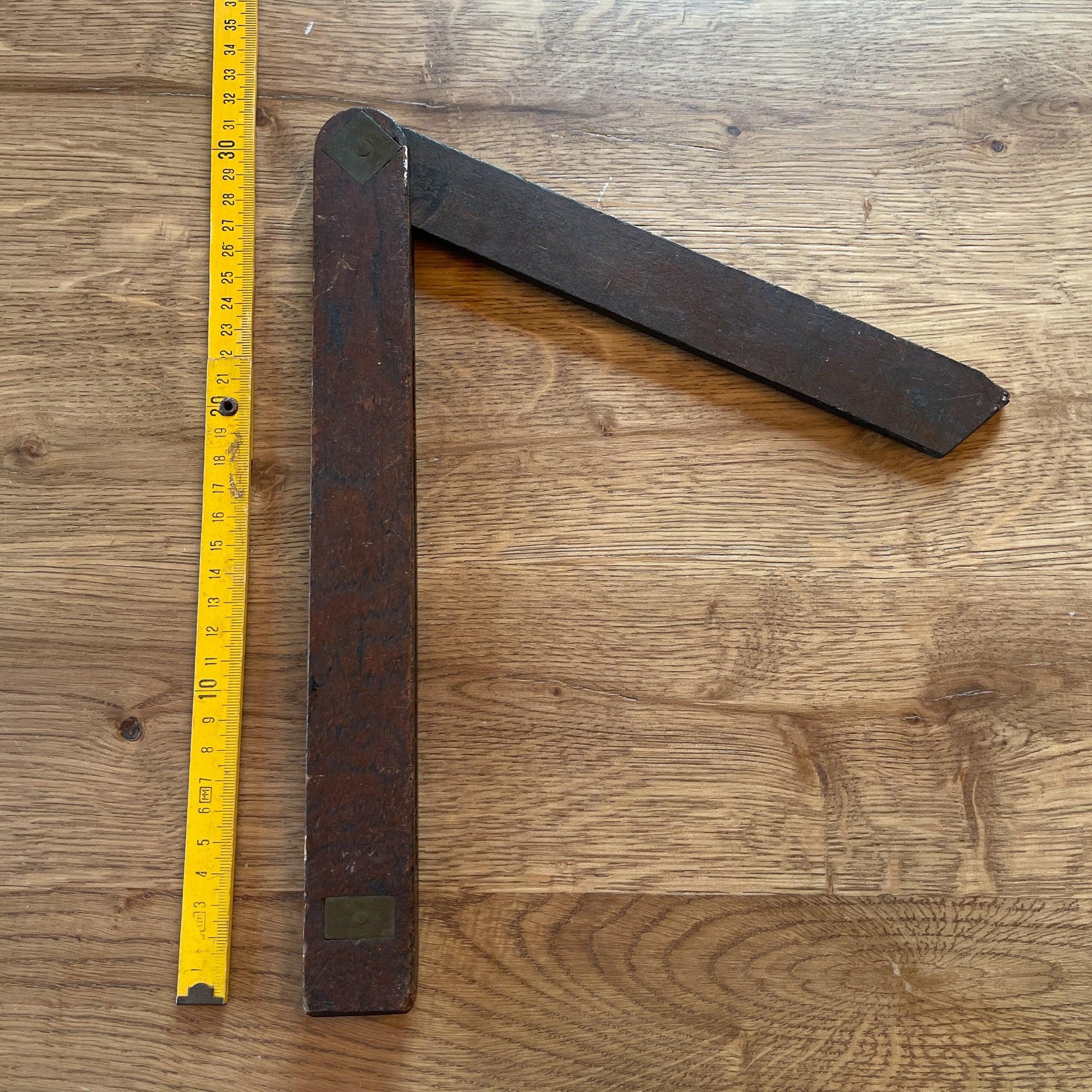 Massief houten zwaai haak - Bamestra Curiosa