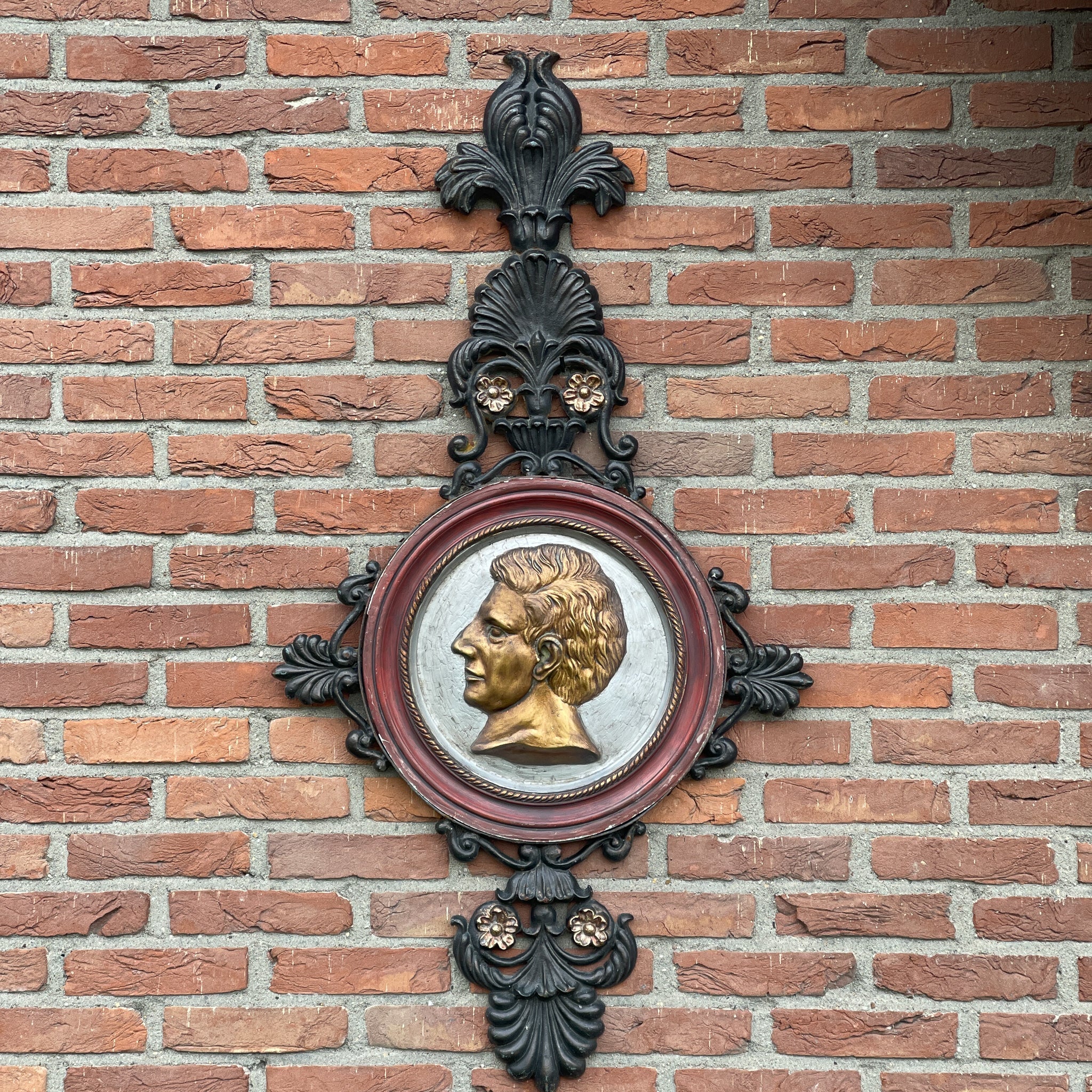 Medaillon In Gietijzeren Ornament - The Collectionist