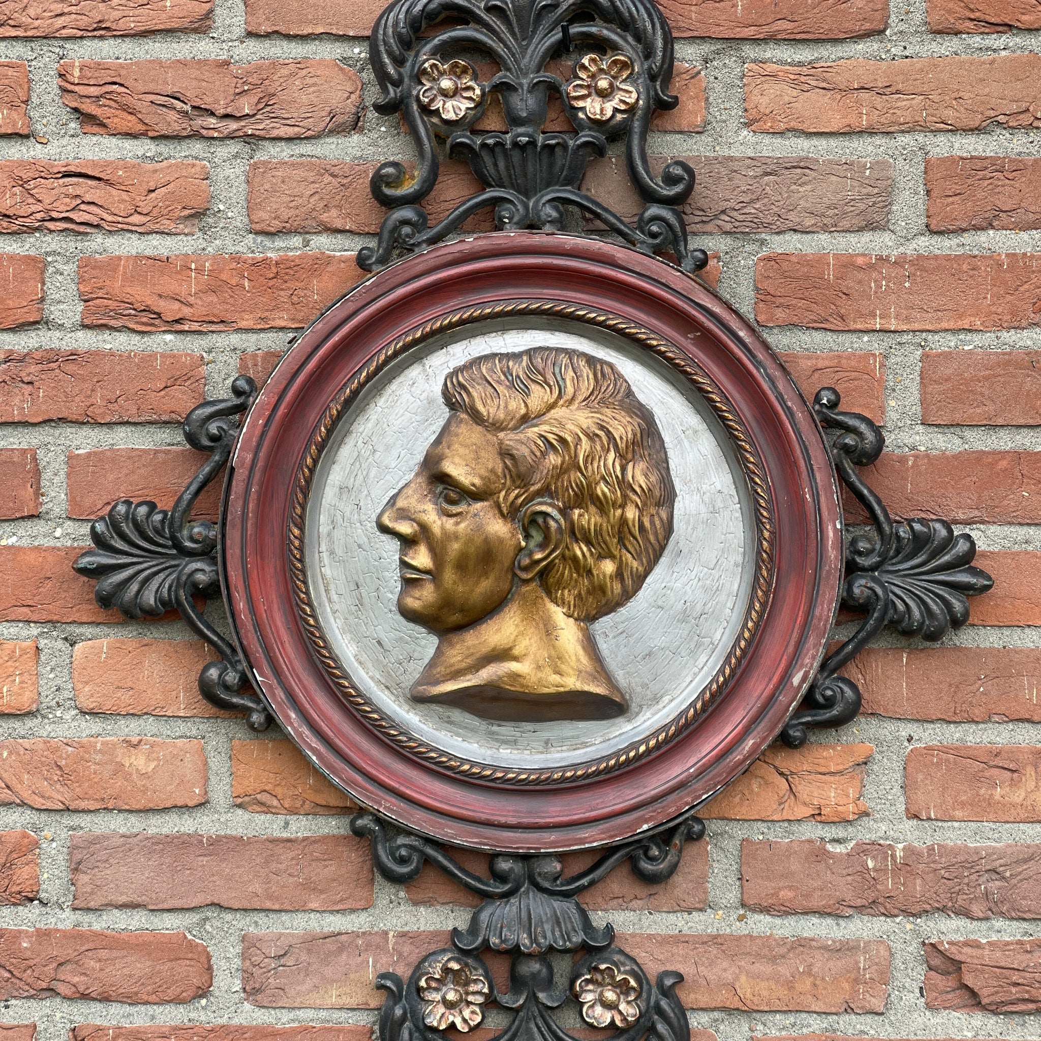 Medaillon In Gietijzeren Ornament - The Collectionist