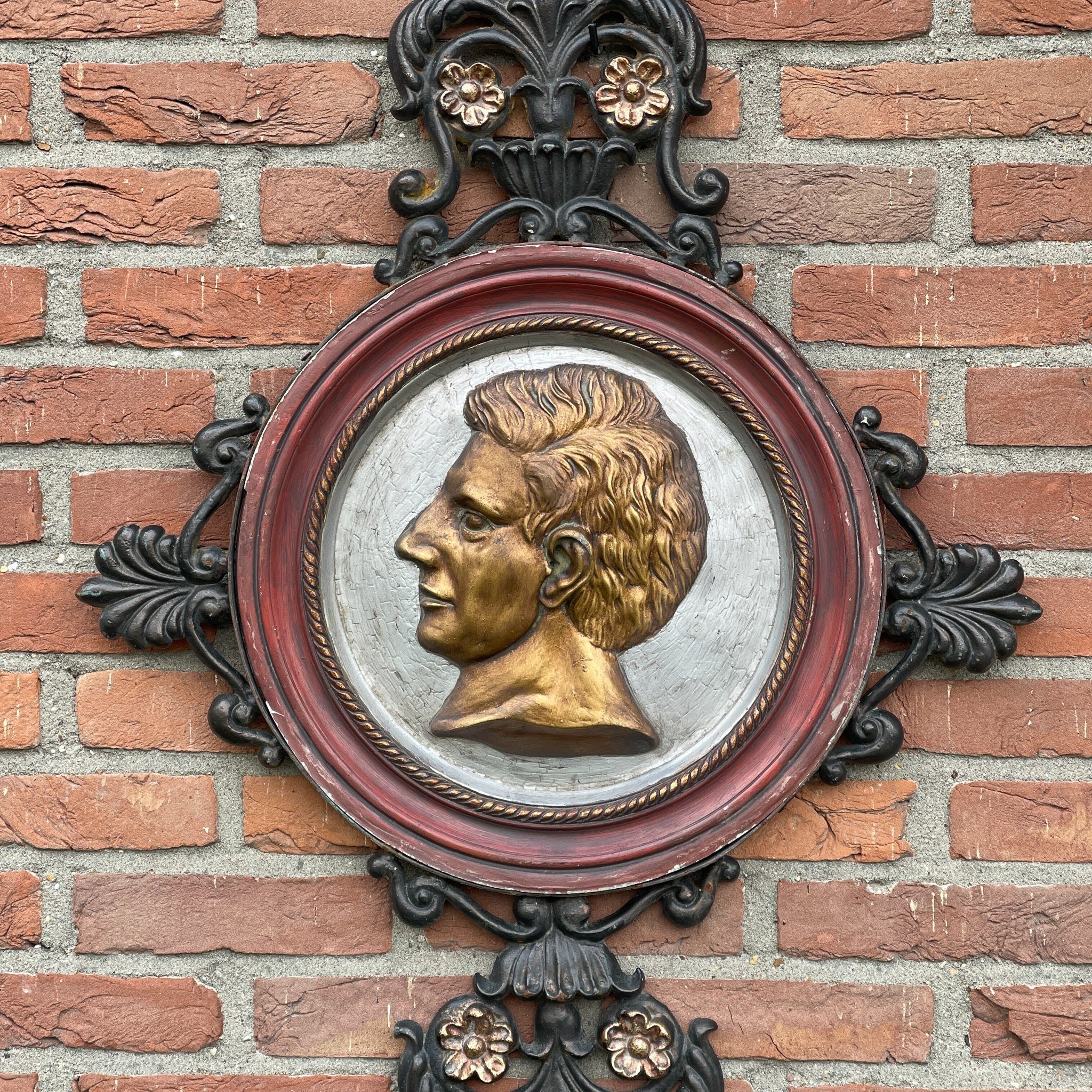 Medaillon In Gietijzeren Ornament - The Collectionist