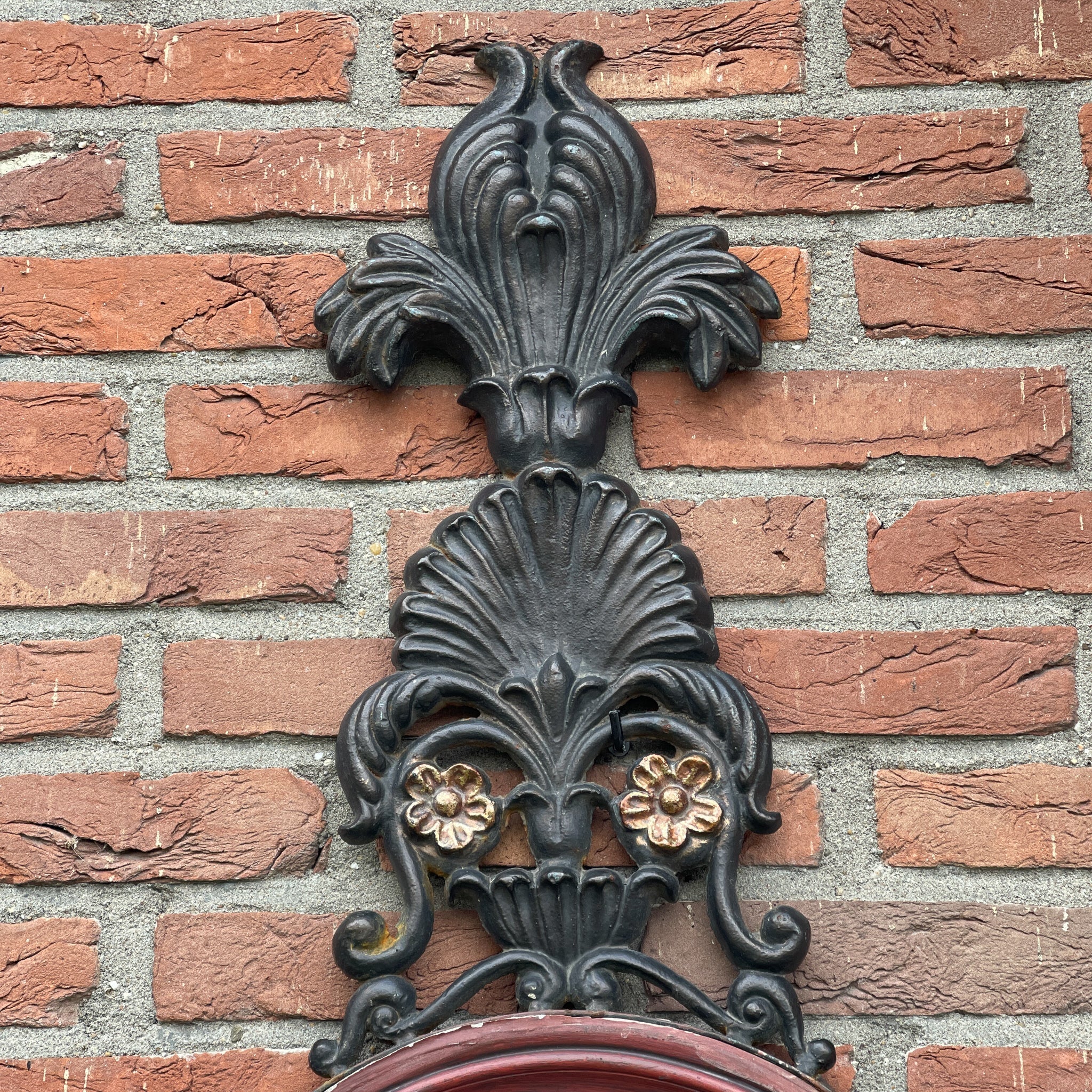 Medaillon In Gietijzeren Ornament - The Collectionist