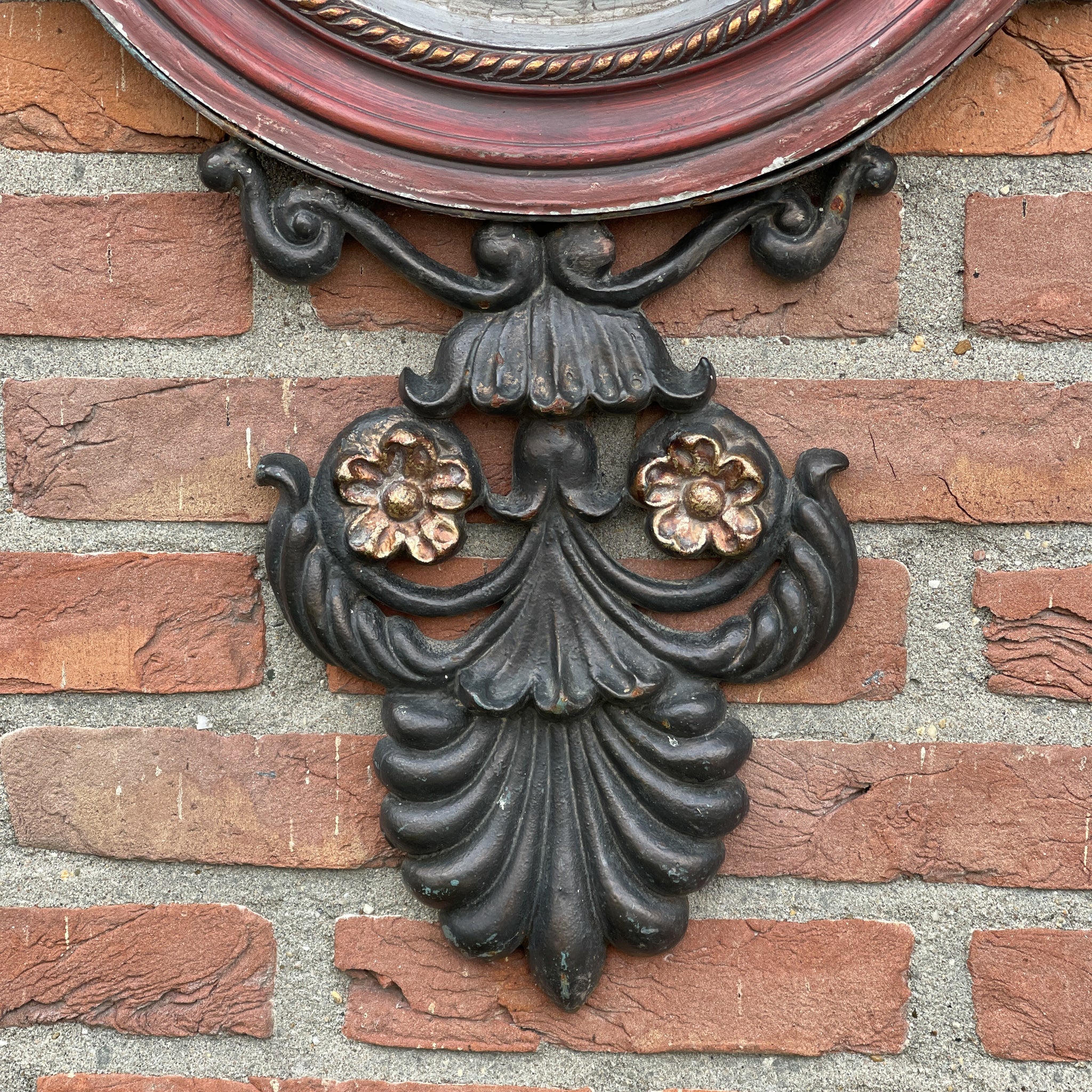 Medaillon In Gietijzeren Ornament - The Collectionist