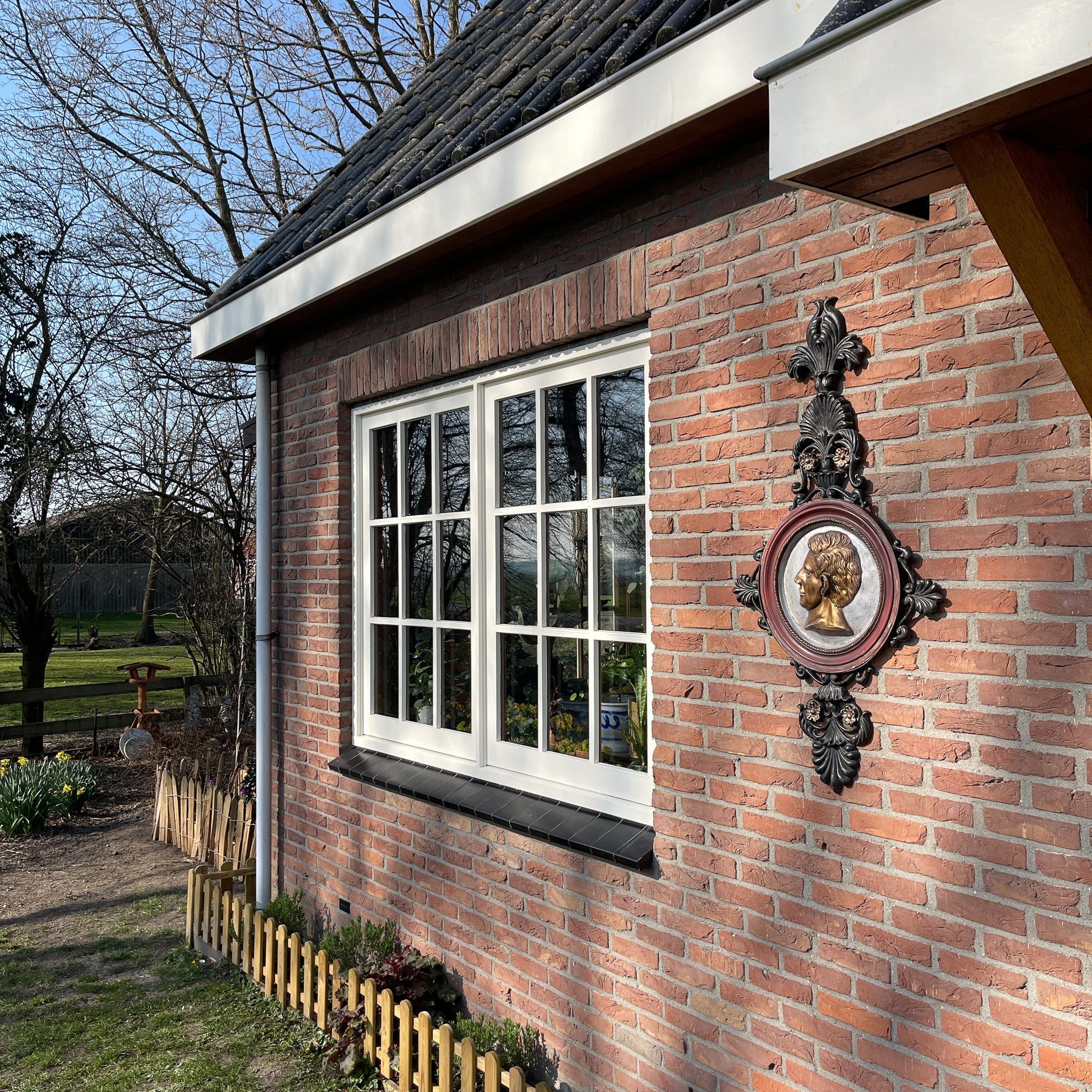 Medaillon In Gietijzeren Ornament - The Collectionist