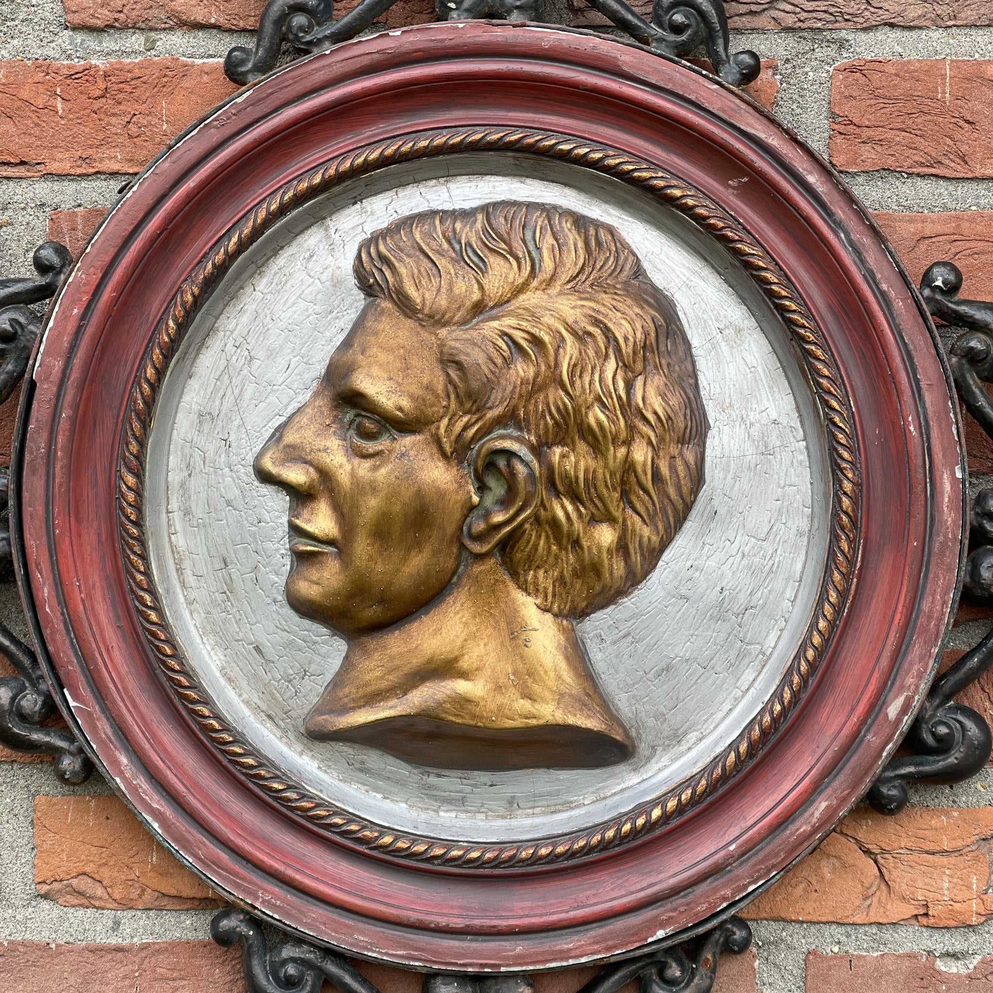 Medaillon In Gietijzeren Ornament - The Collectionist