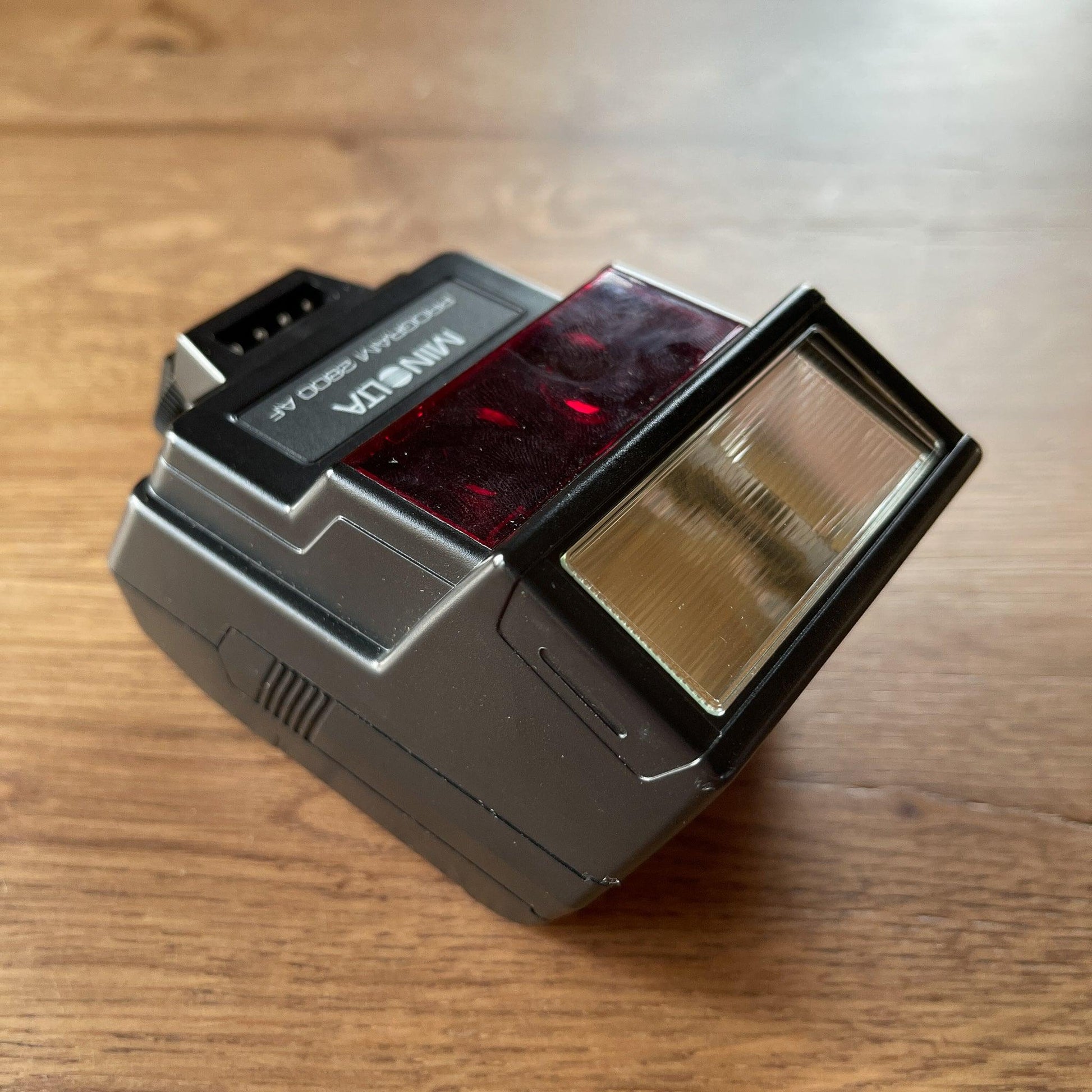 Minolta Program 2800 AF flitser - Bamestra Curiosa