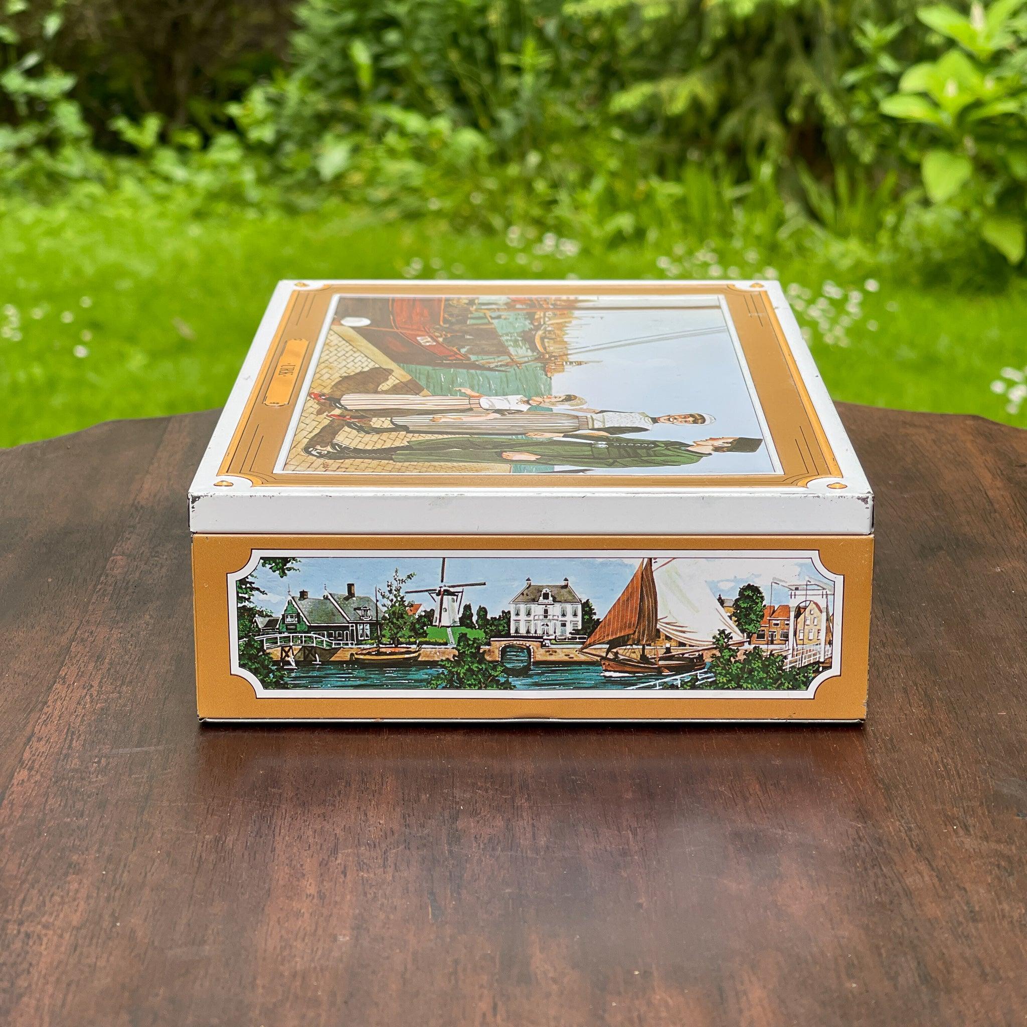 Nederlands banketblik “Enkhuizer Banket” – Urk & havengezichten, ca. 1955–1965 - The Collectionist