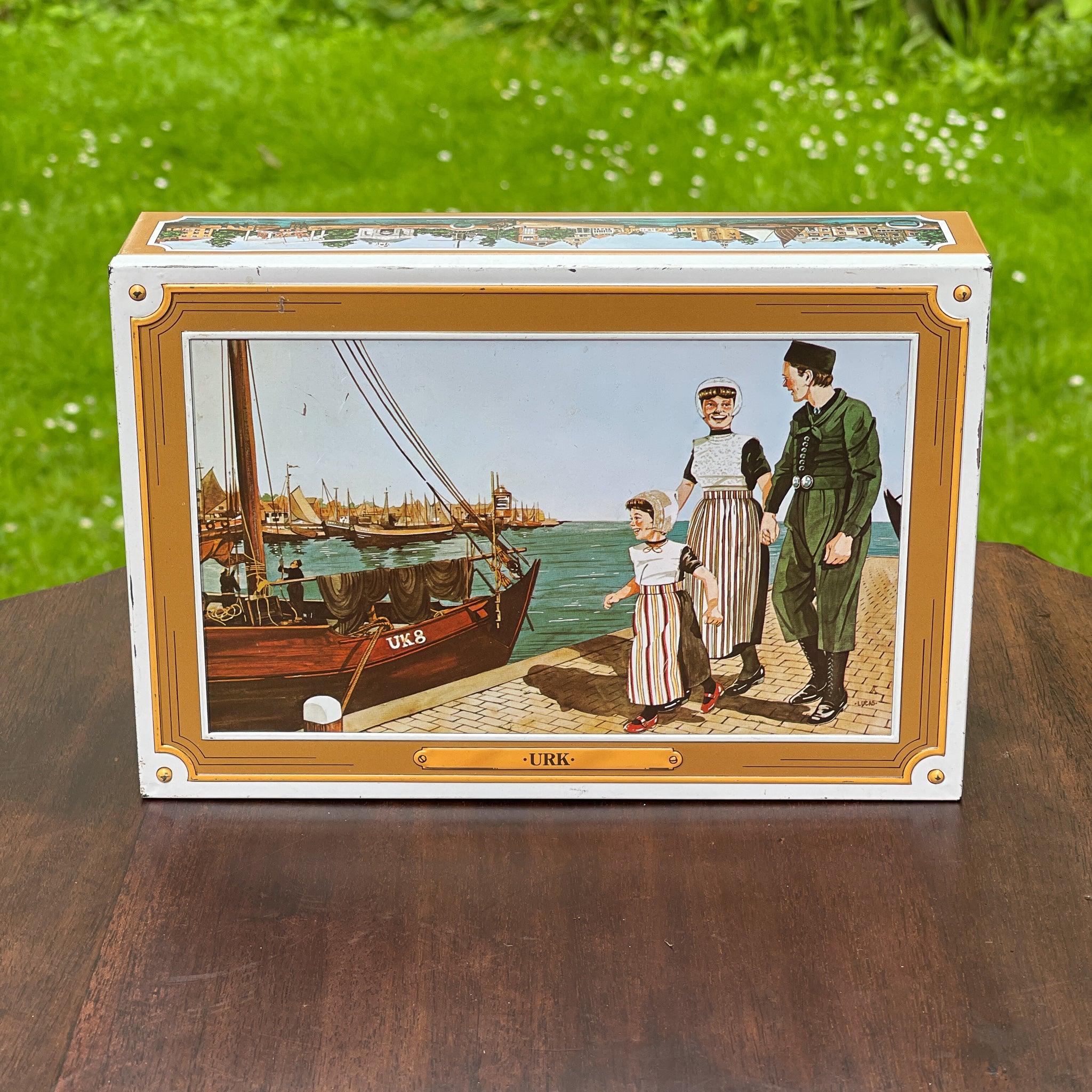 Nederlands banketblik “Enkhuizer Banket” – Urk & havengezichten, ca. 1955–1965 - The Collectionist