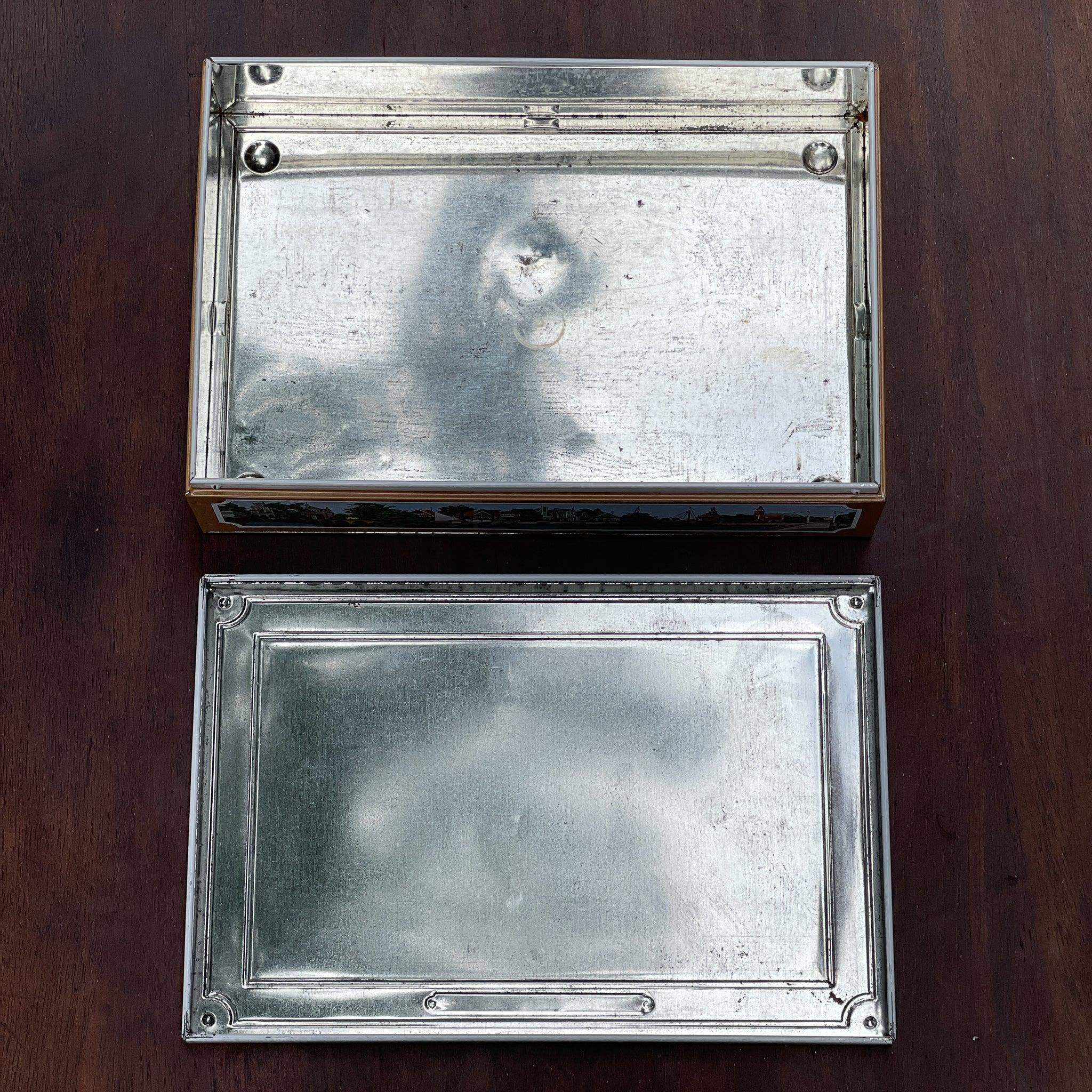 Nederlands banketblik “Enkhuizer Banket” – Urk & havengezichten, ca. 1955–1965 - The Collectionist