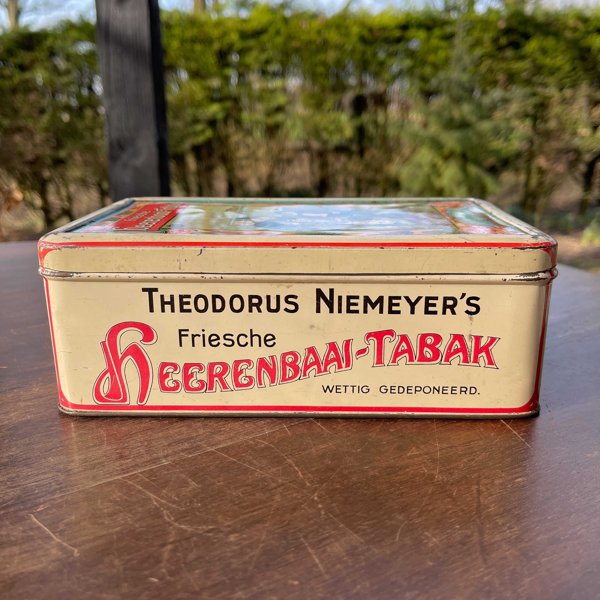 Niemeyer's Friesche Heerenbaai Tabak Blik - The Collectionist