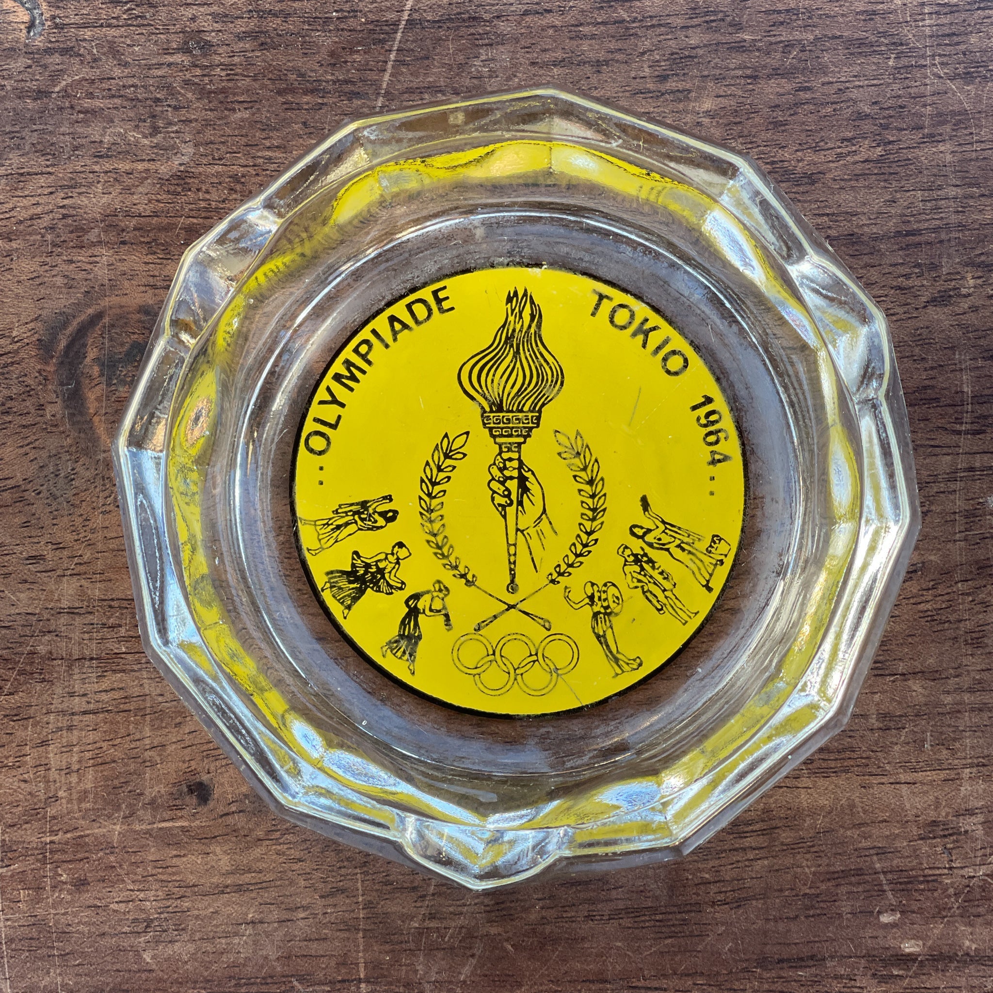 Olympiade Tokio 1964 – glazen asbak met gele decoratie - The Collectionist