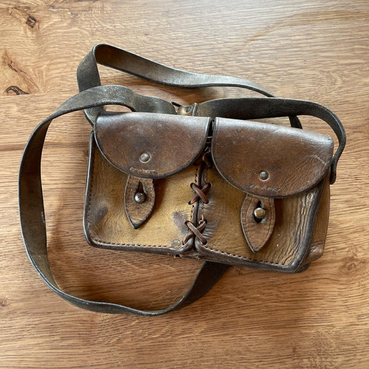 Oud lederen riem tasje - Bamestra Curiosa