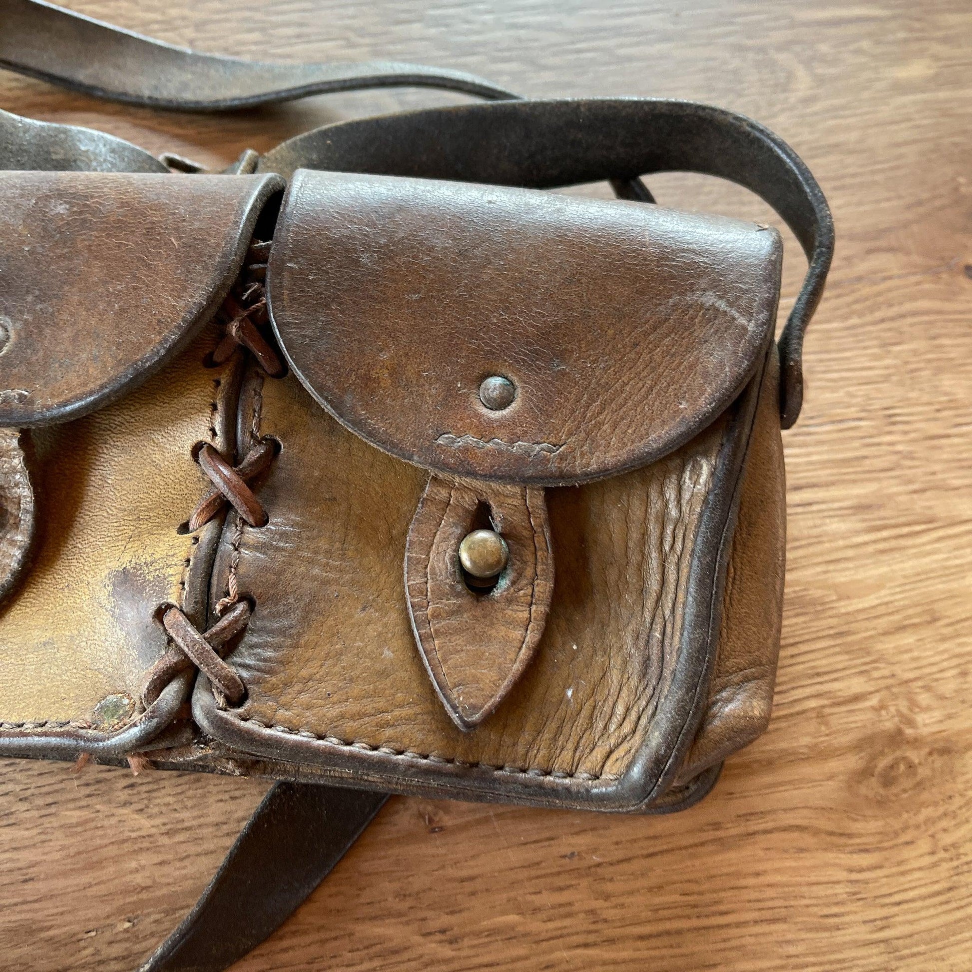 Oud lederen riem tasje - Bamestra Curiosa