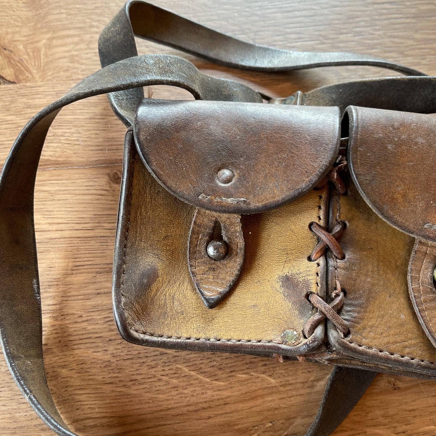 Oud lederen riem tasje - Bamestra Curiosa