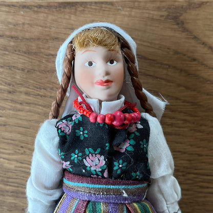 Poppetje in klederdracht - The Collectionist