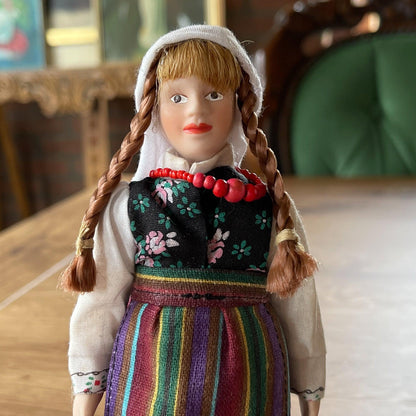 Poppetje in klederdracht - The Collectionist