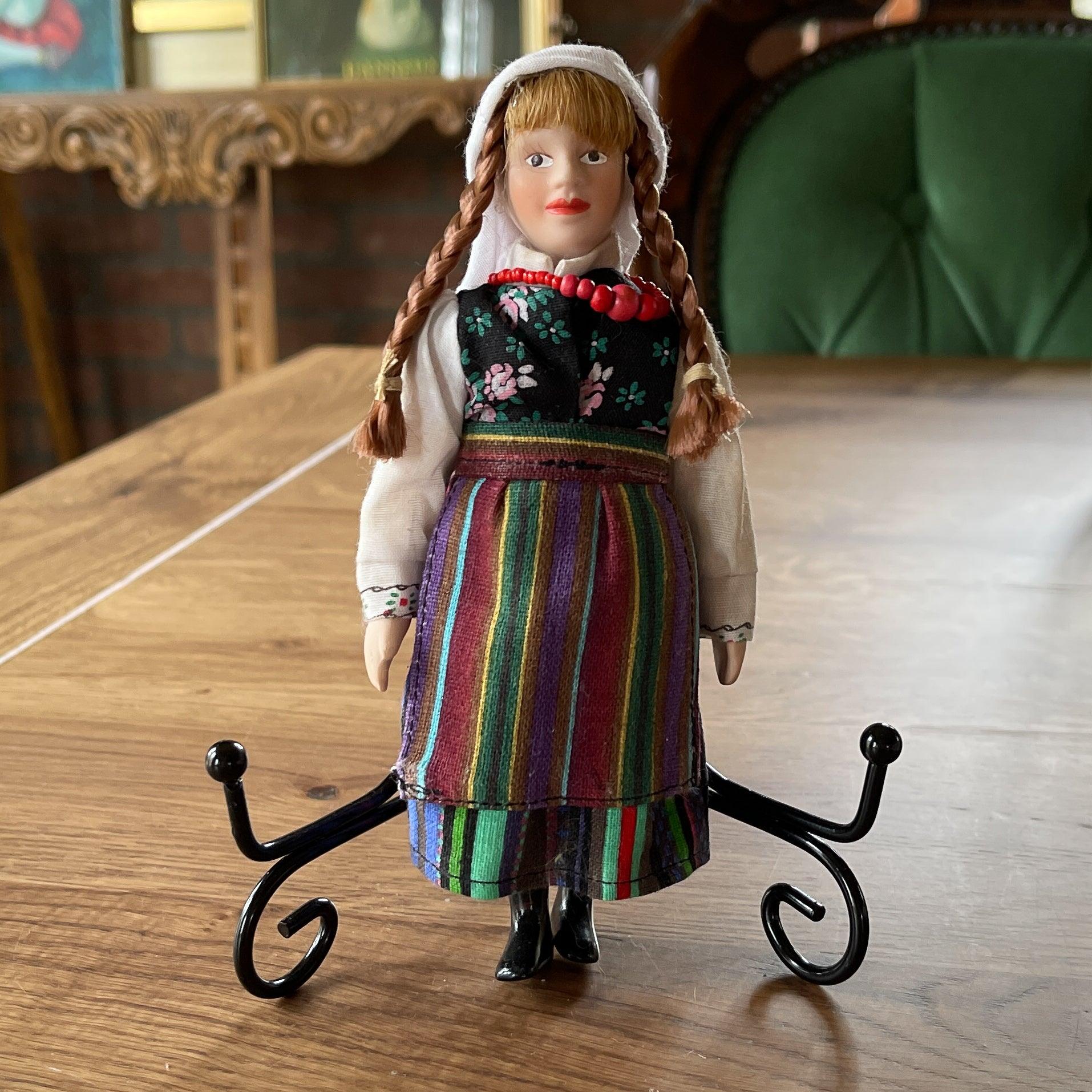 Poppetje in klederdracht - The Collectionist