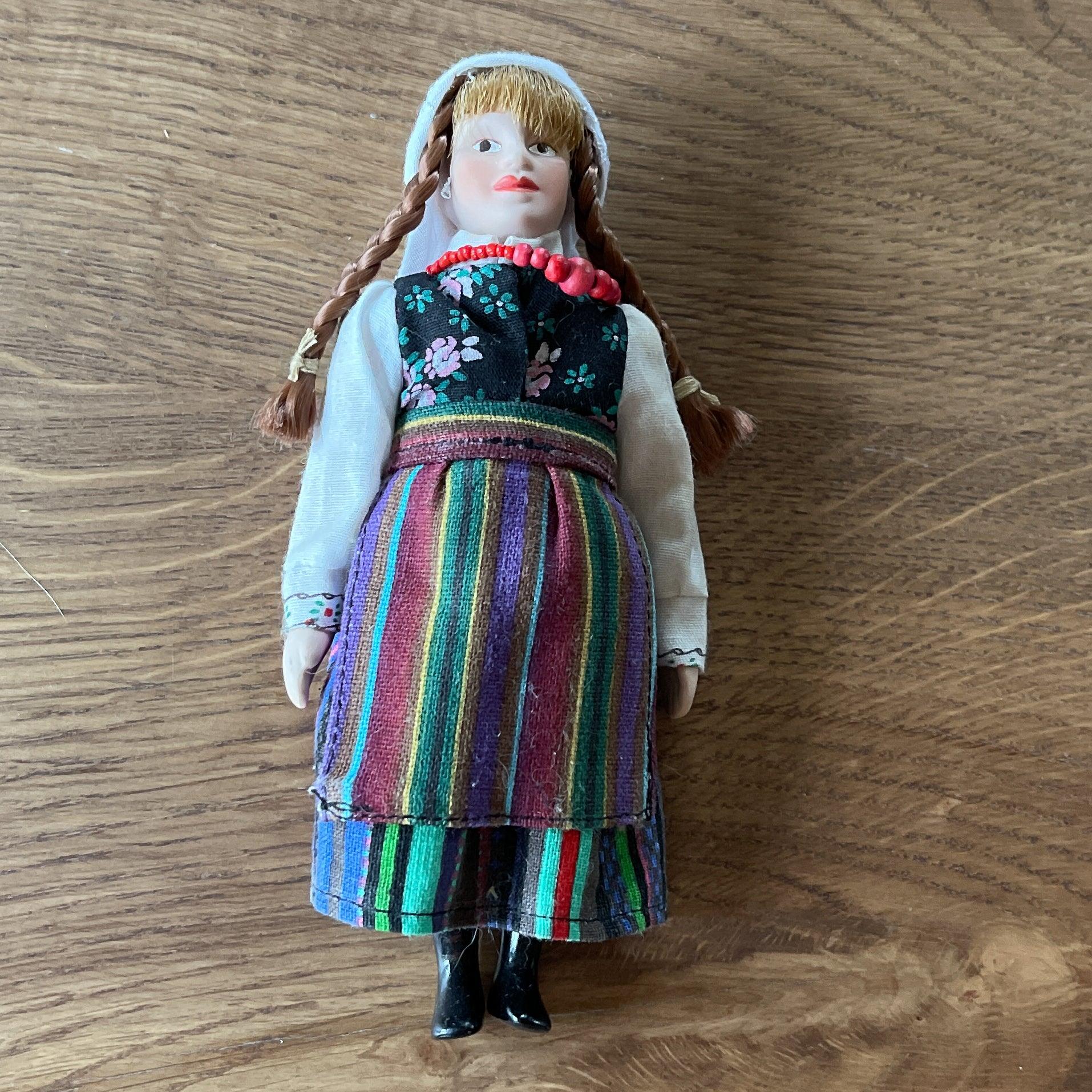 Poppetje in klederdracht - The Collectionist