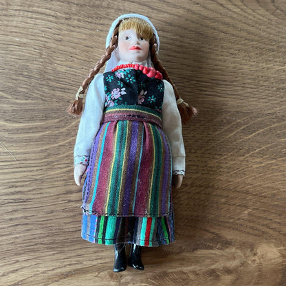 Poppetje in klederdracht - The Collectionist