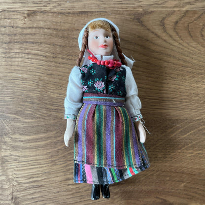 Poppetje in klederdracht - The Collectionist