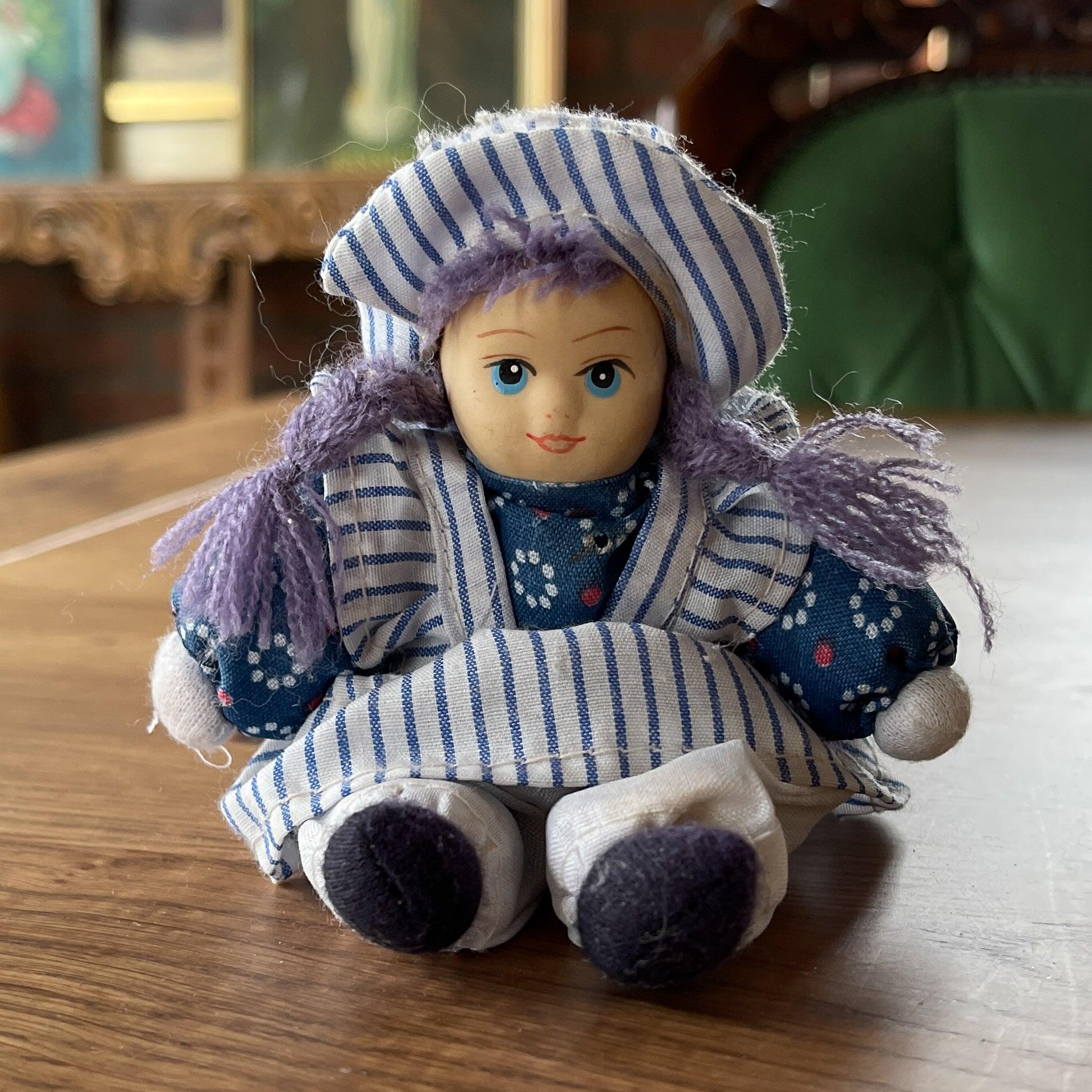 Poppetje met hoofdje van steen - The Collectionist