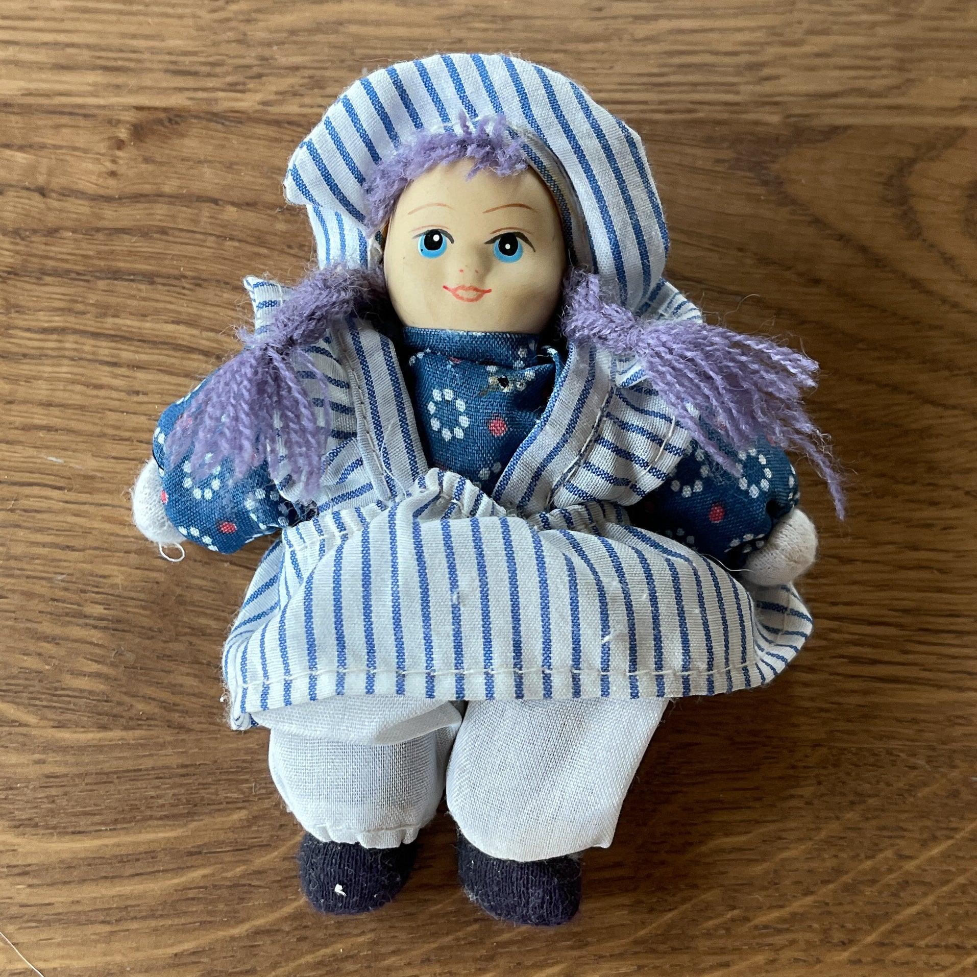 Poppetje met hoofdje van steen - The Collectionist