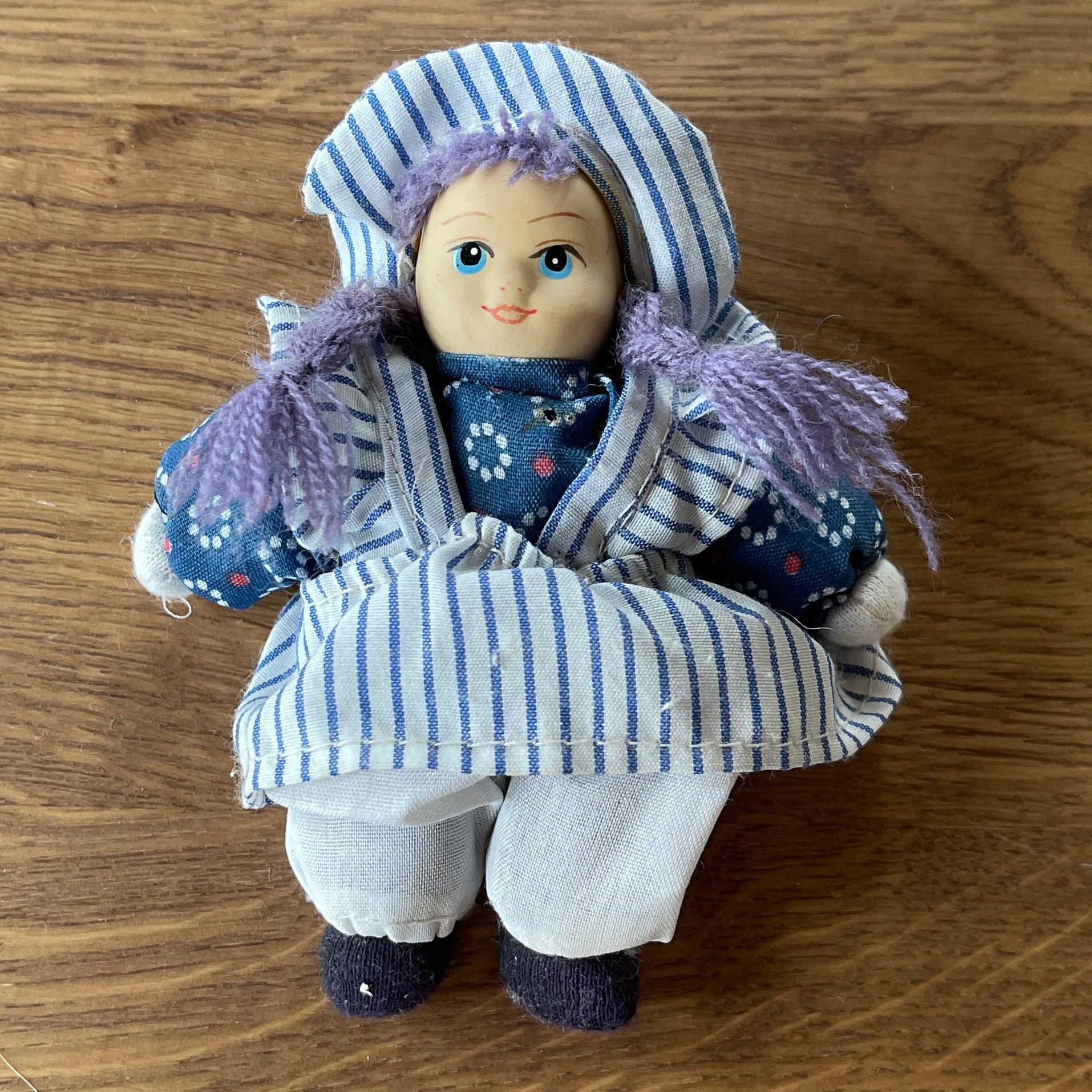 Poppetje met hoofdje van steen - The Collectionist