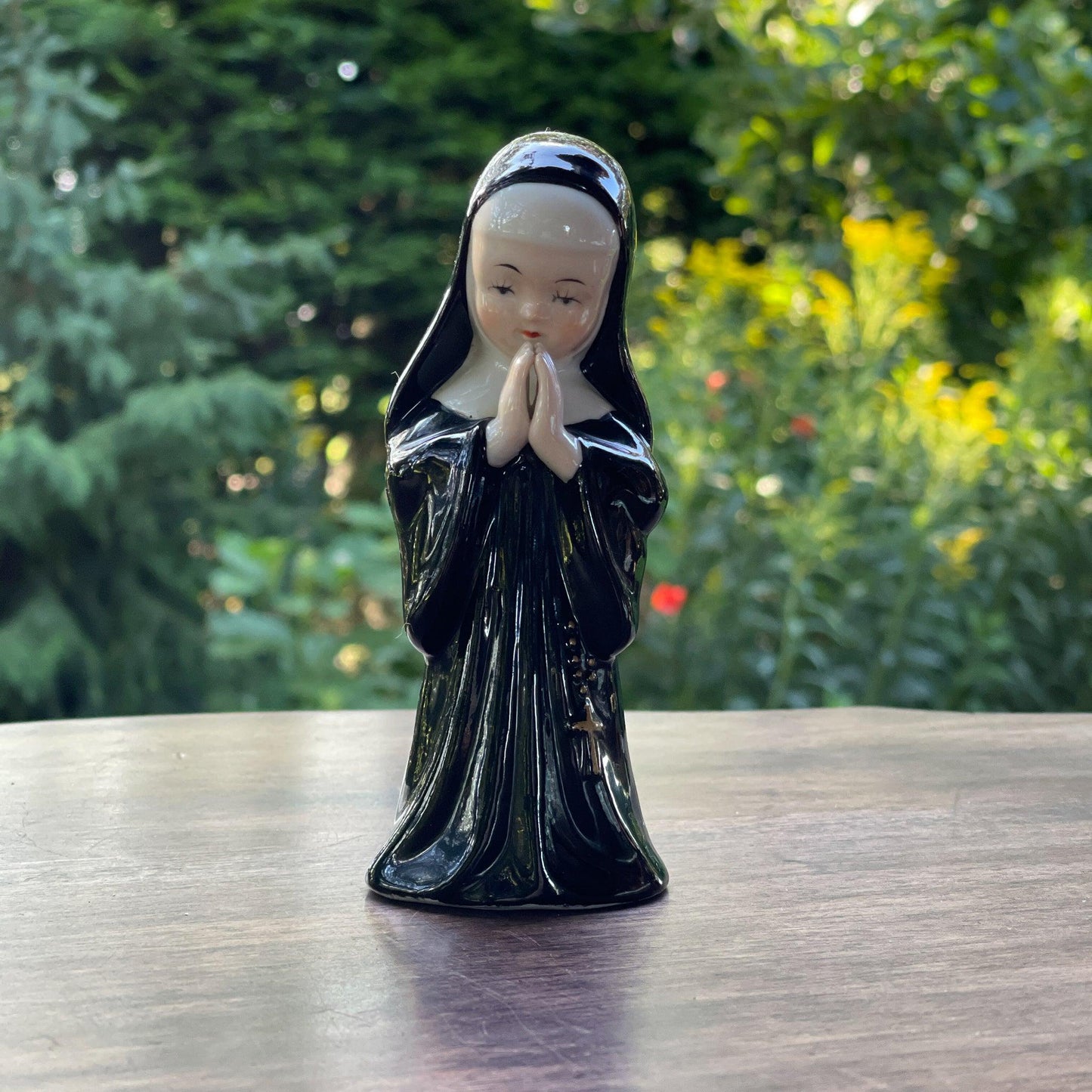 Porseleinen beeldje van een non - Bamestra Curiosa