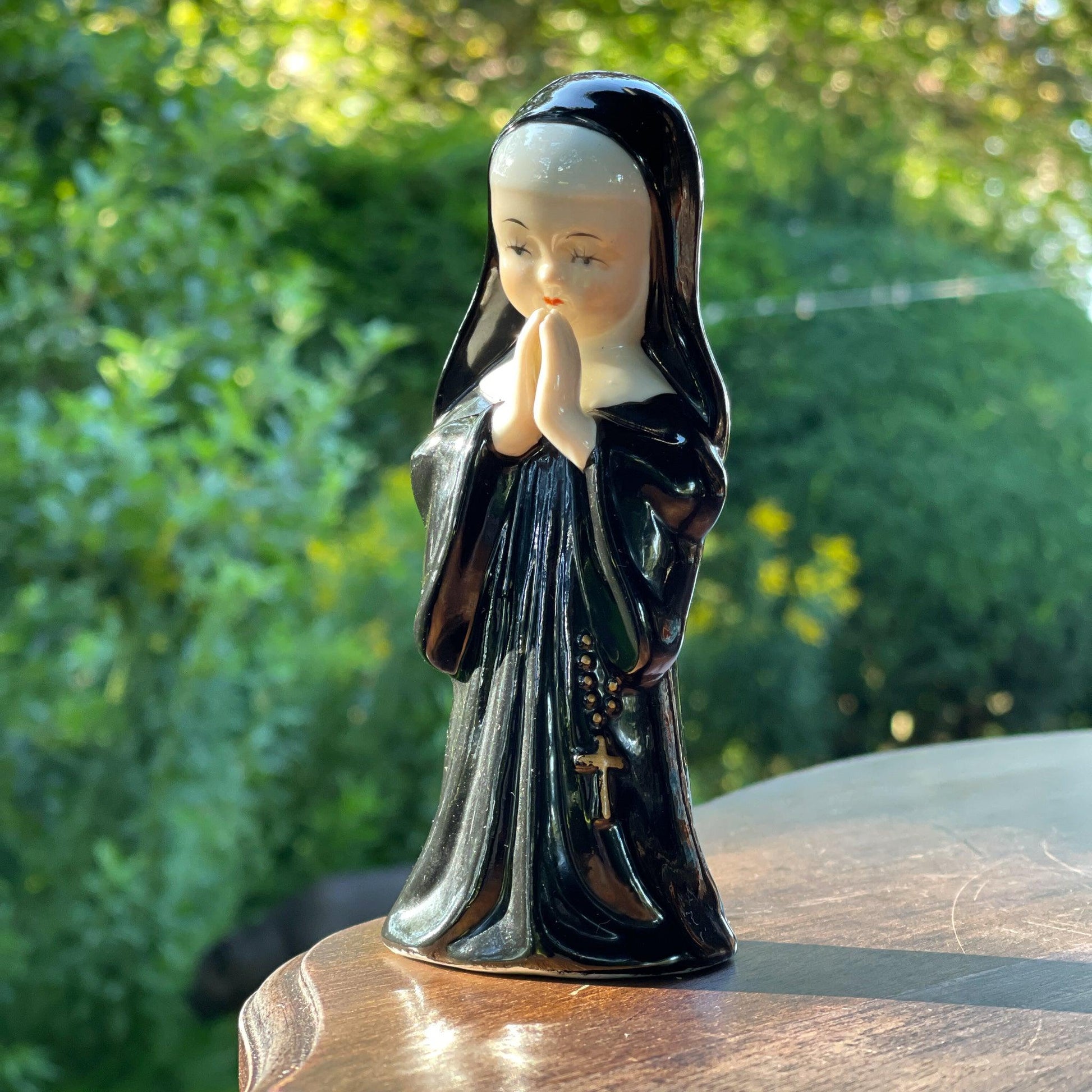 Porseleinen beeldje van een non - Bamestra Curiosa