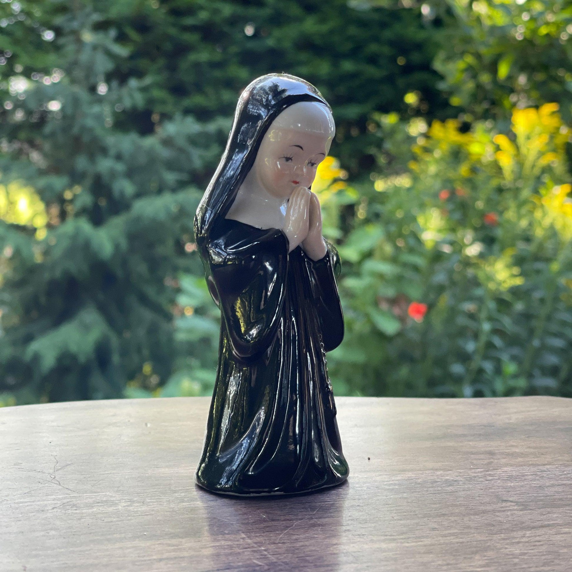 Porseleinen beeldje van een non - Bamestra Curiosa