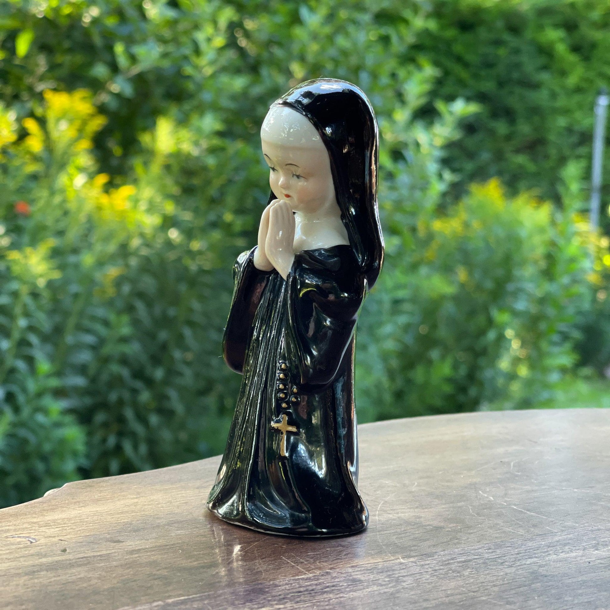 Porseleinen beeldje van een non - Bamestra Curiosa