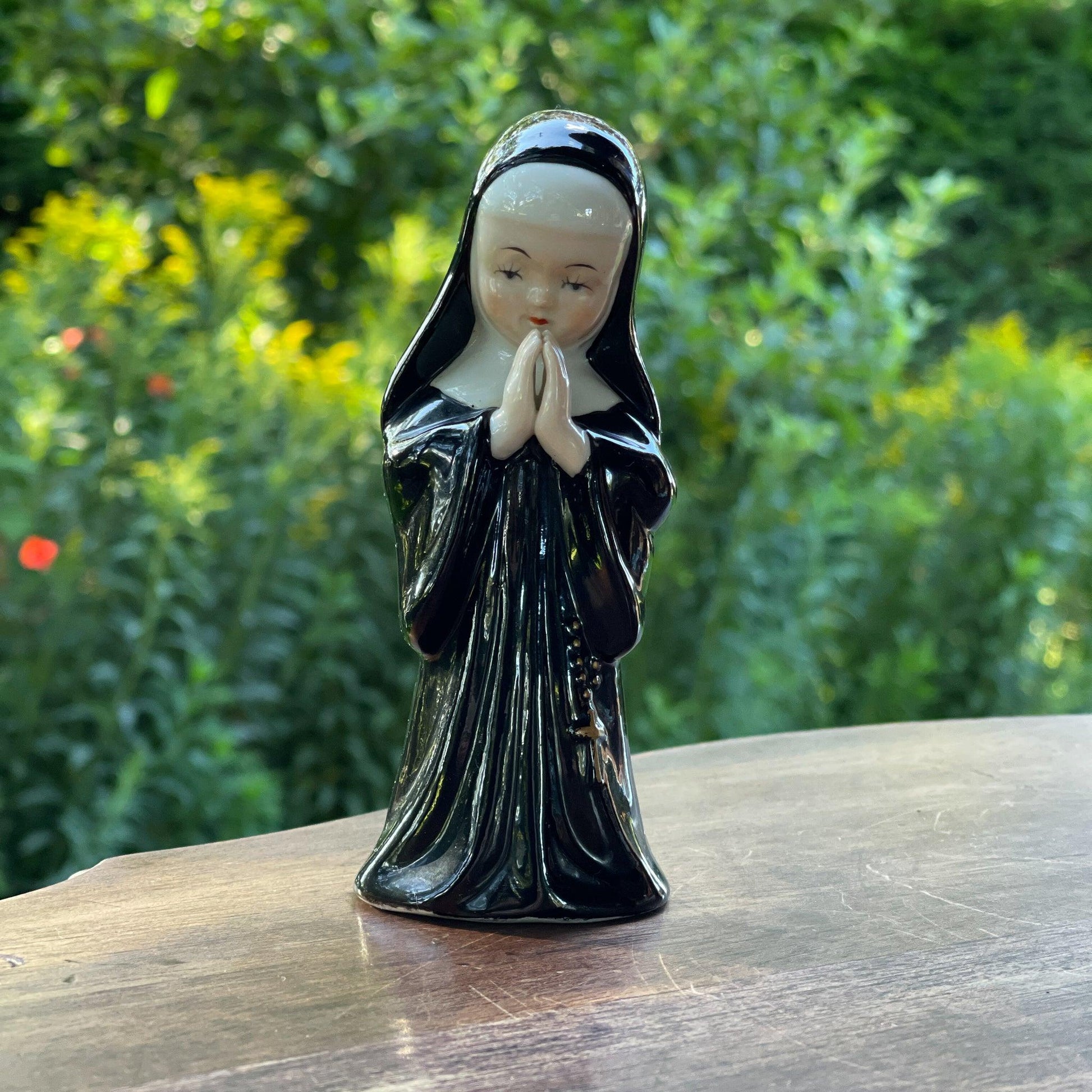 Porseleinen beeldje van een non - Bamestra Curiosa